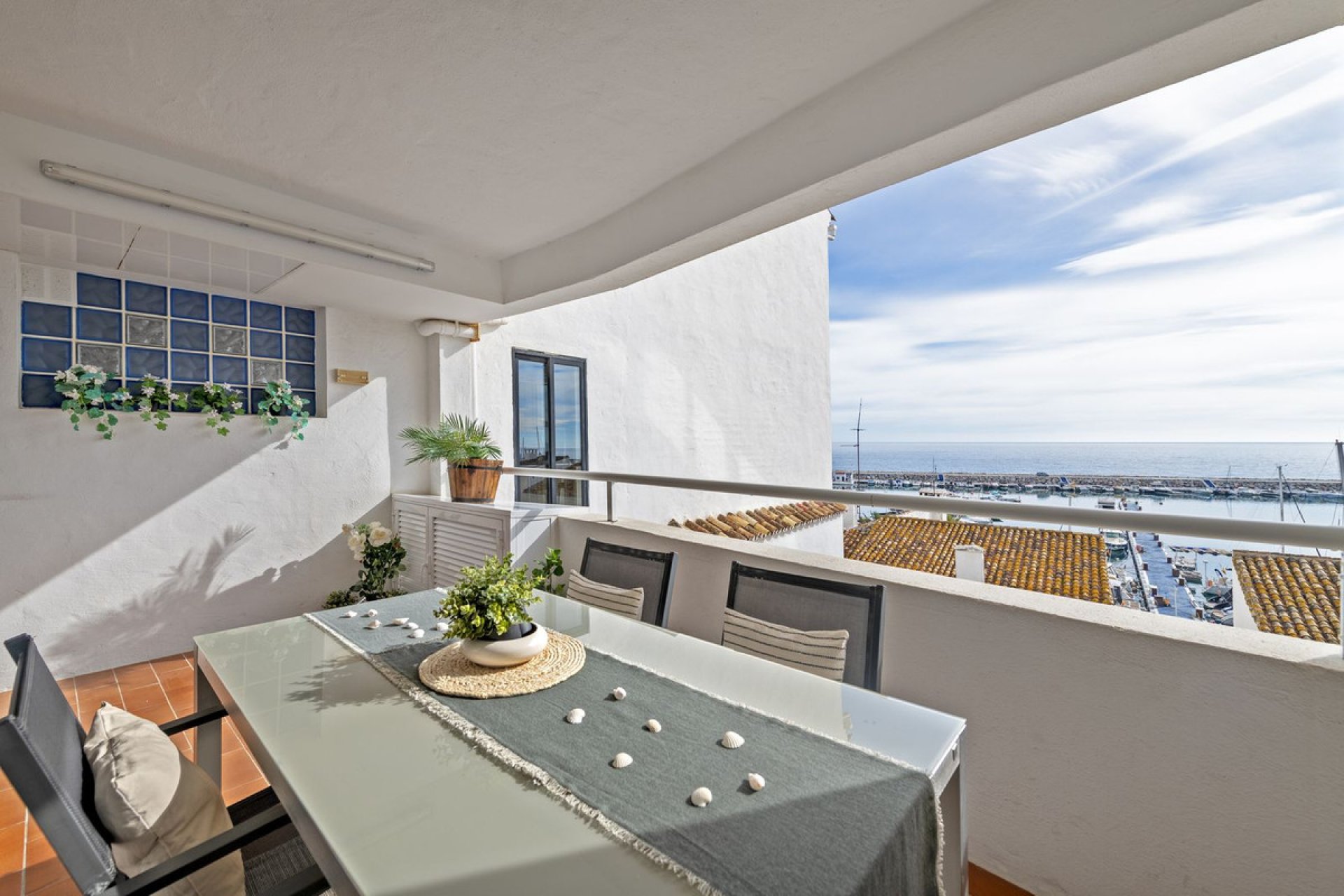 Resale - Apartment - Middle Floor Apartment - Marbella - Puerto Banús