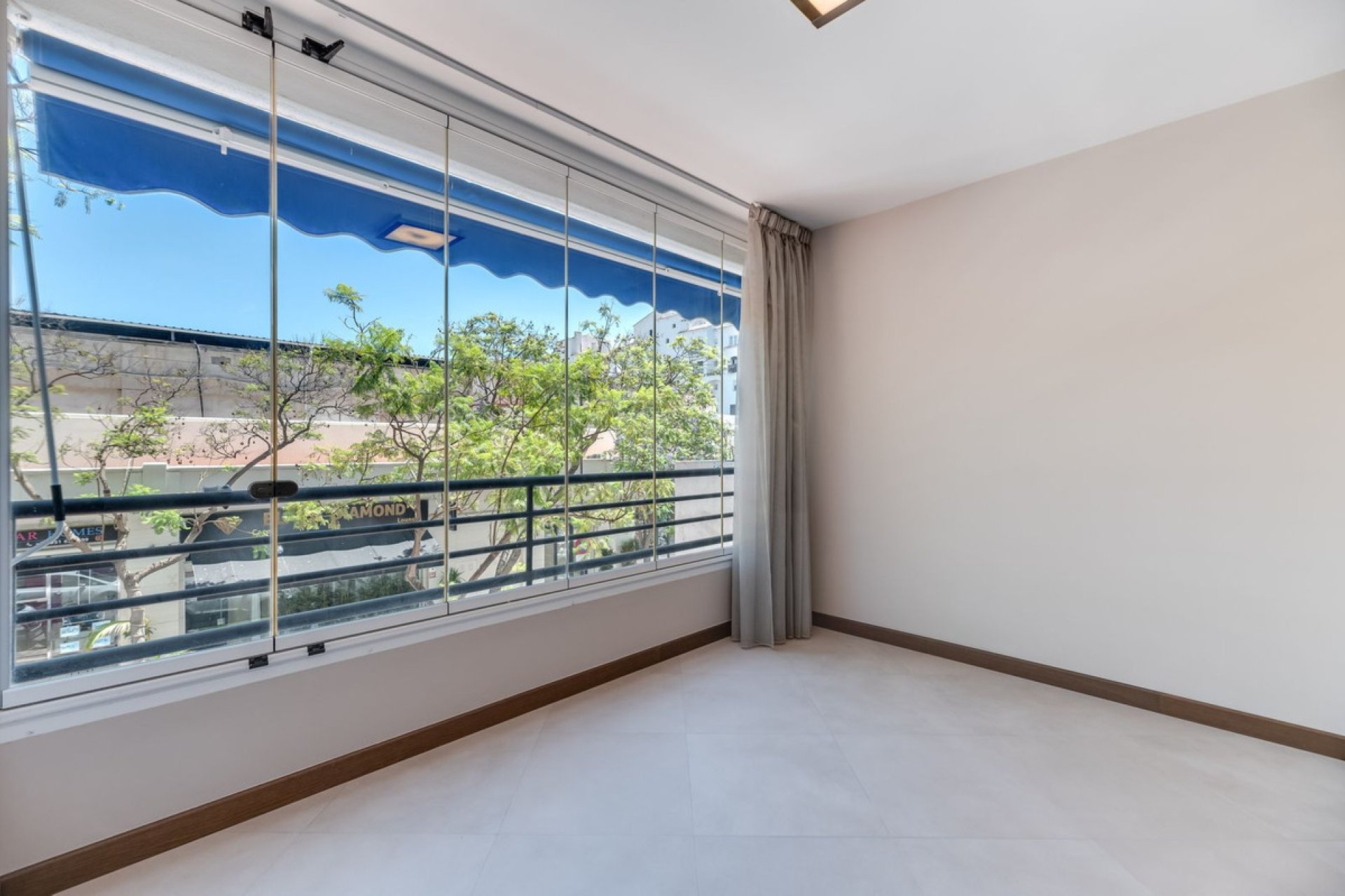 Resale - Apartment - Middle Floor Apartment - Marbella - Puerto Banús