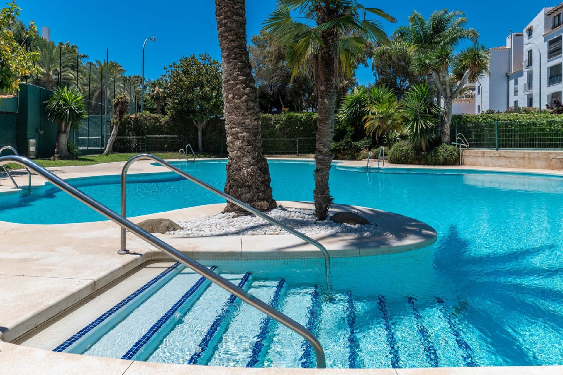 Resale - Apartment - Middle Floor Apartment - Marbella - Puerto Banús