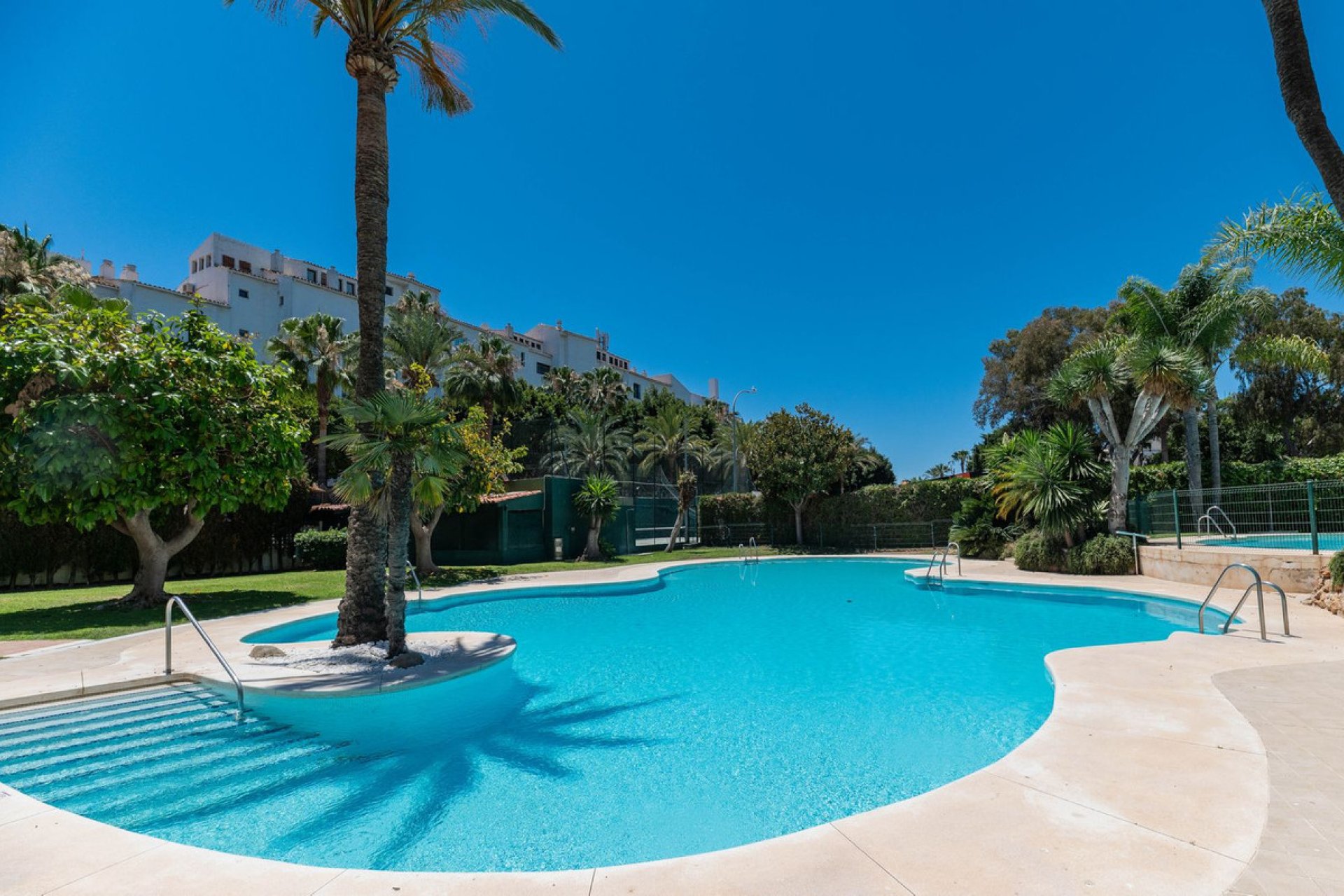 Resale - Apartment - Middle Floor Apartment - Marbella - Puerto Banús