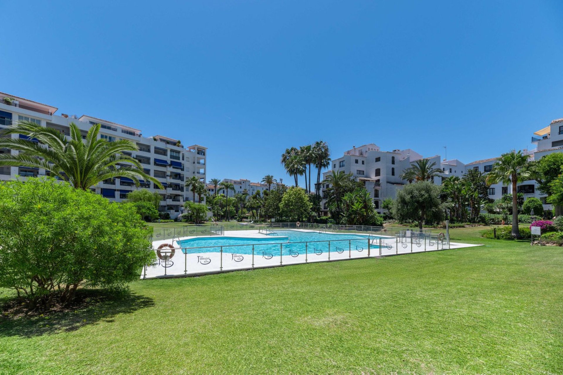 Resale - Apartment - Middle Floor Apartment - Marbella - Puerto Banús