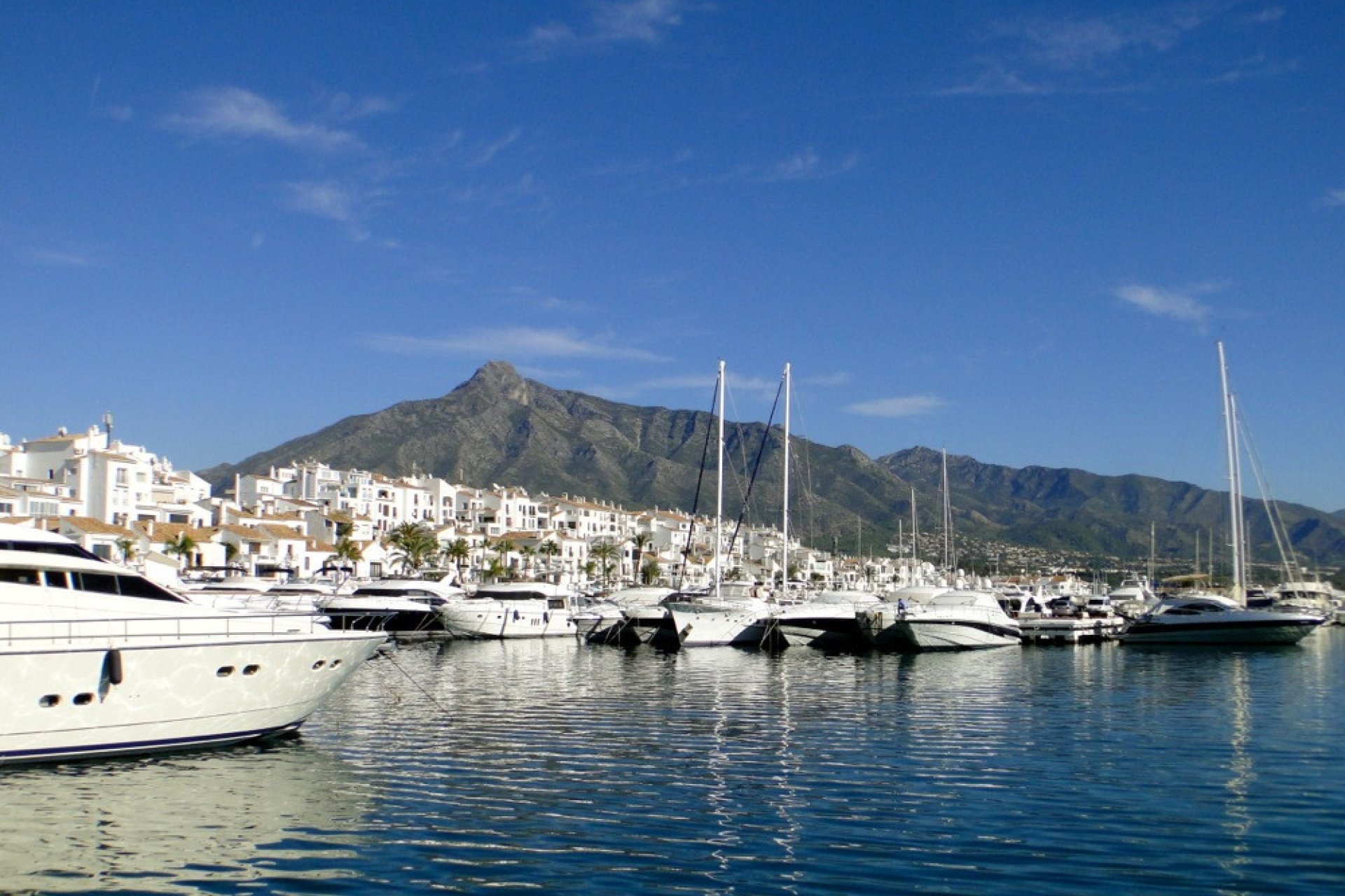 Resale - Apartment - Middle Floor Apartment - Marbella - Puerto Banús