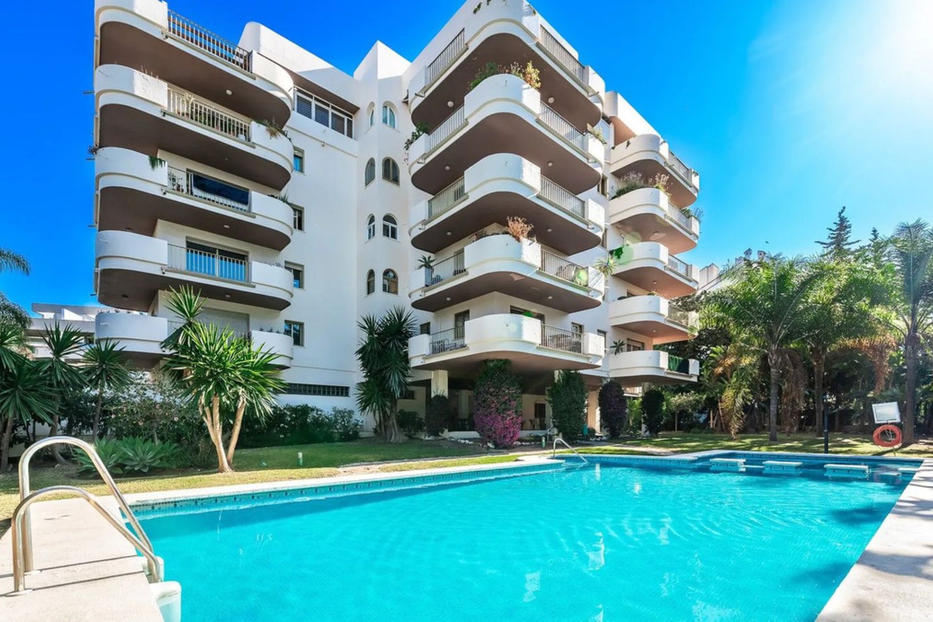 Resale - Apartment - Middle Floor Apartment - Marbella - Puerto Banús