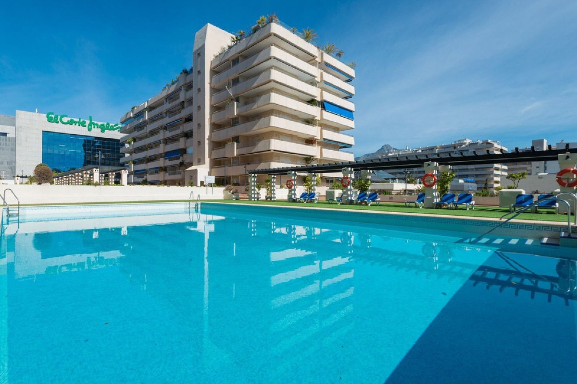 Resale - Apartment - Middle Floor Apartment - Marbella - Puerto Banús