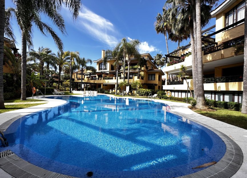 Resale - Apartment - Middle Floor Apartment - Marbella - Puerto Banús