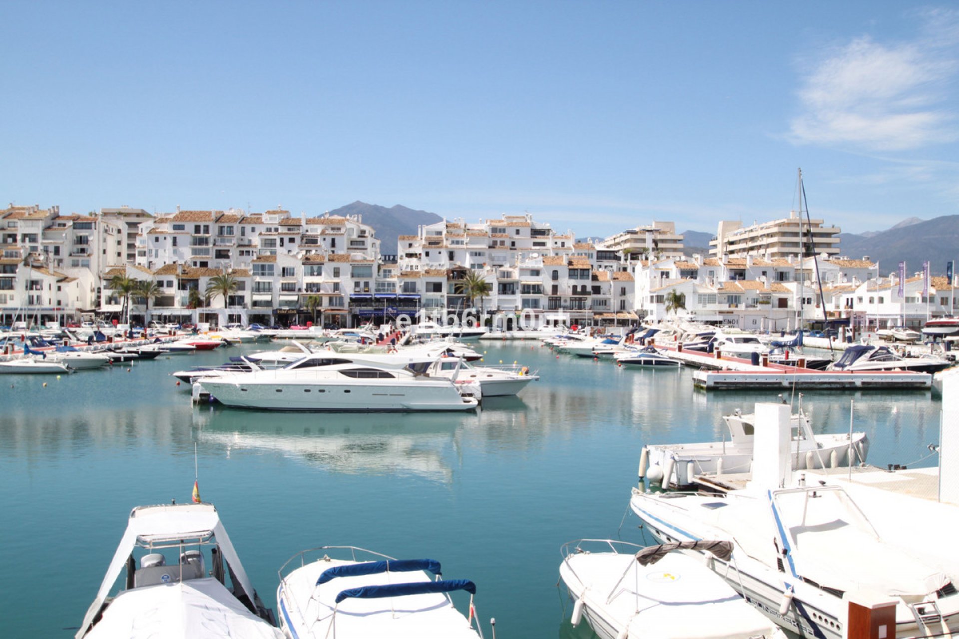 Resale - Apartment - Middle Floor Apartment - Marbella - Puerto Banús