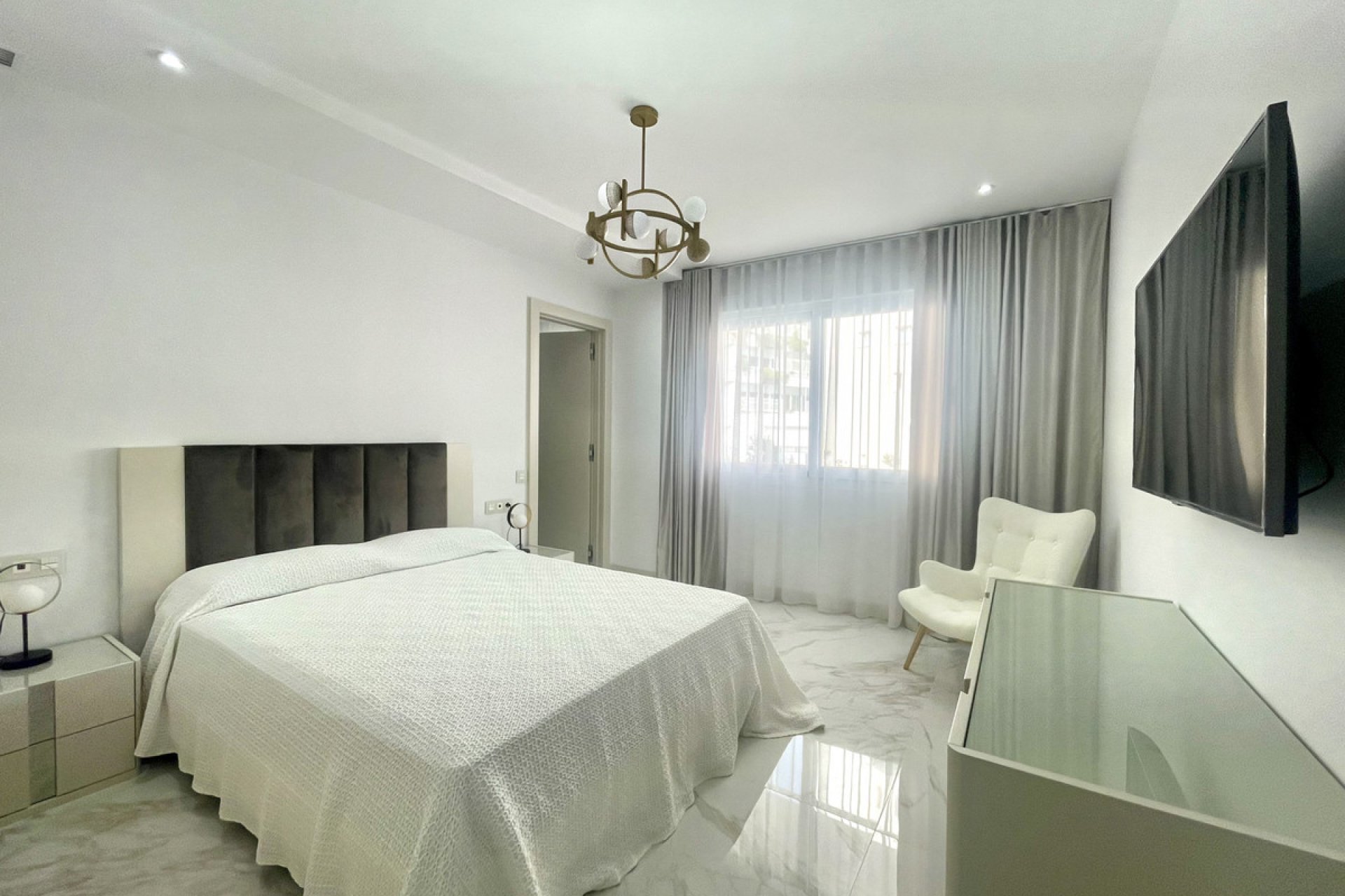 Resale - Apartment - Middle Floor Apartment - Marbella - Puerto Banús