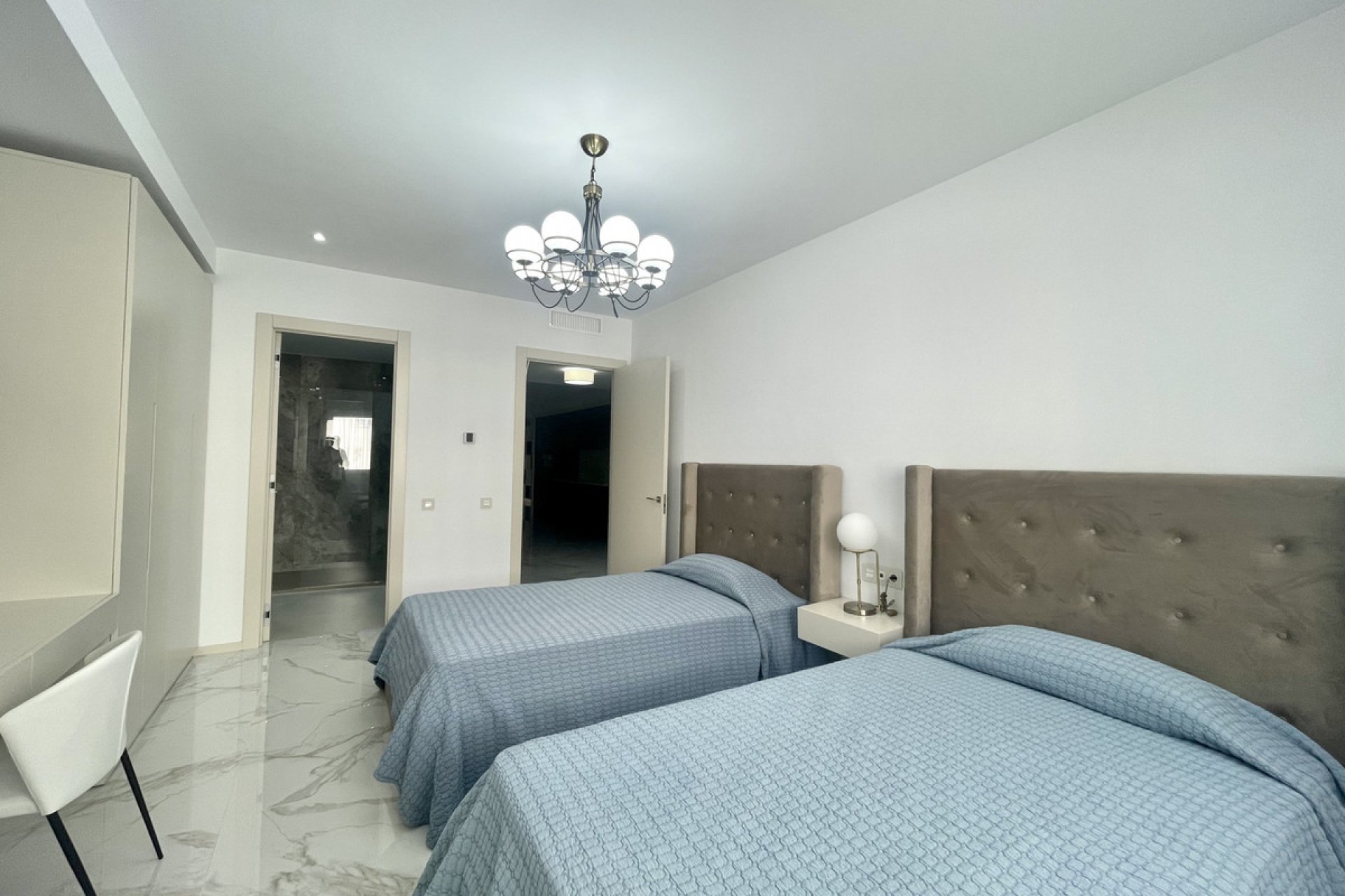 Resale - Apartment - Middle Floor Apartment - Marbella - Puerto Banús