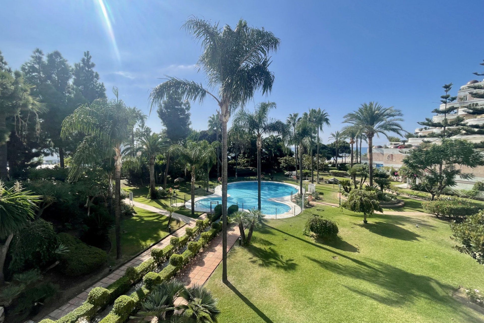 Resale - Apartment - Middle Floor Apartment - Marbella - Puerto Banús