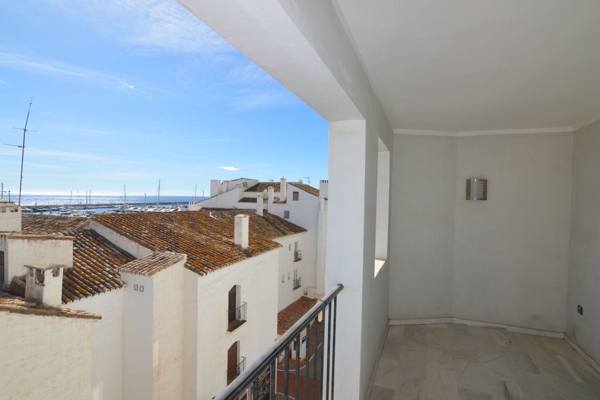 Resale - Apartment - Middle Floor Apartment - Marbella - Puerto Banús