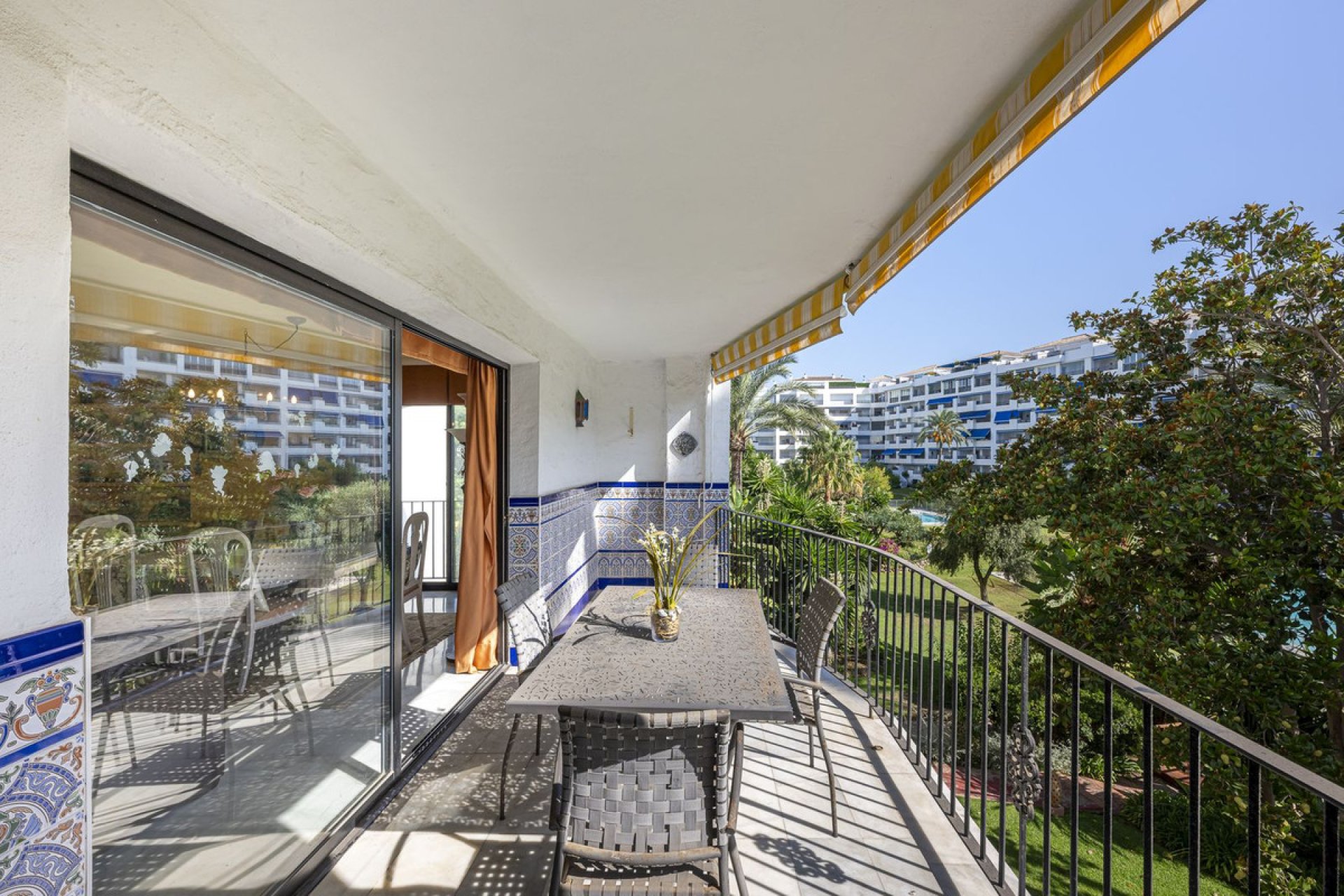 Resale - Apartment - Middle Floor Apartment - Marbella - Puerto Banús