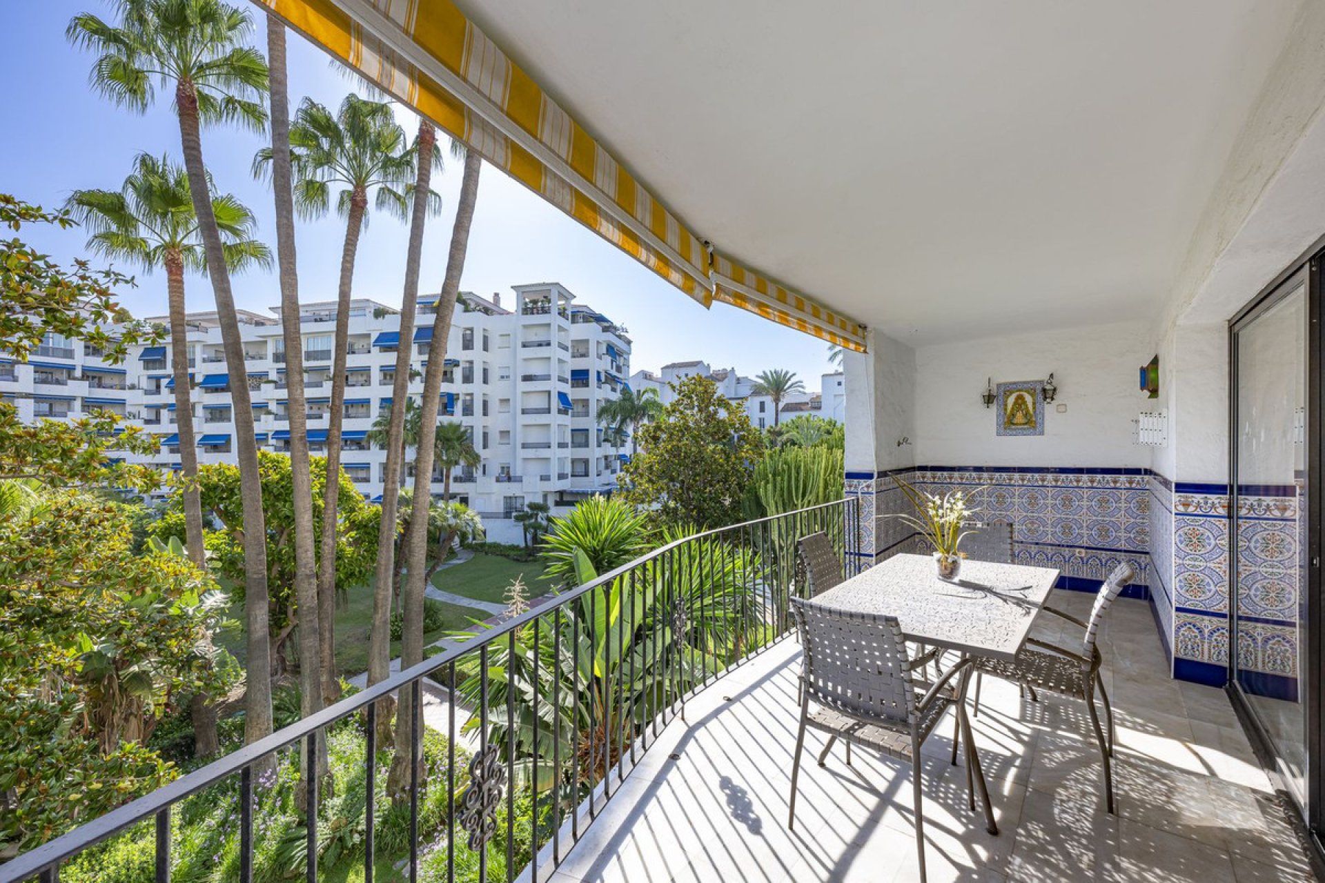 Resale - Apartment - Middle Floor Apartment - Marbella - Puerto Banús