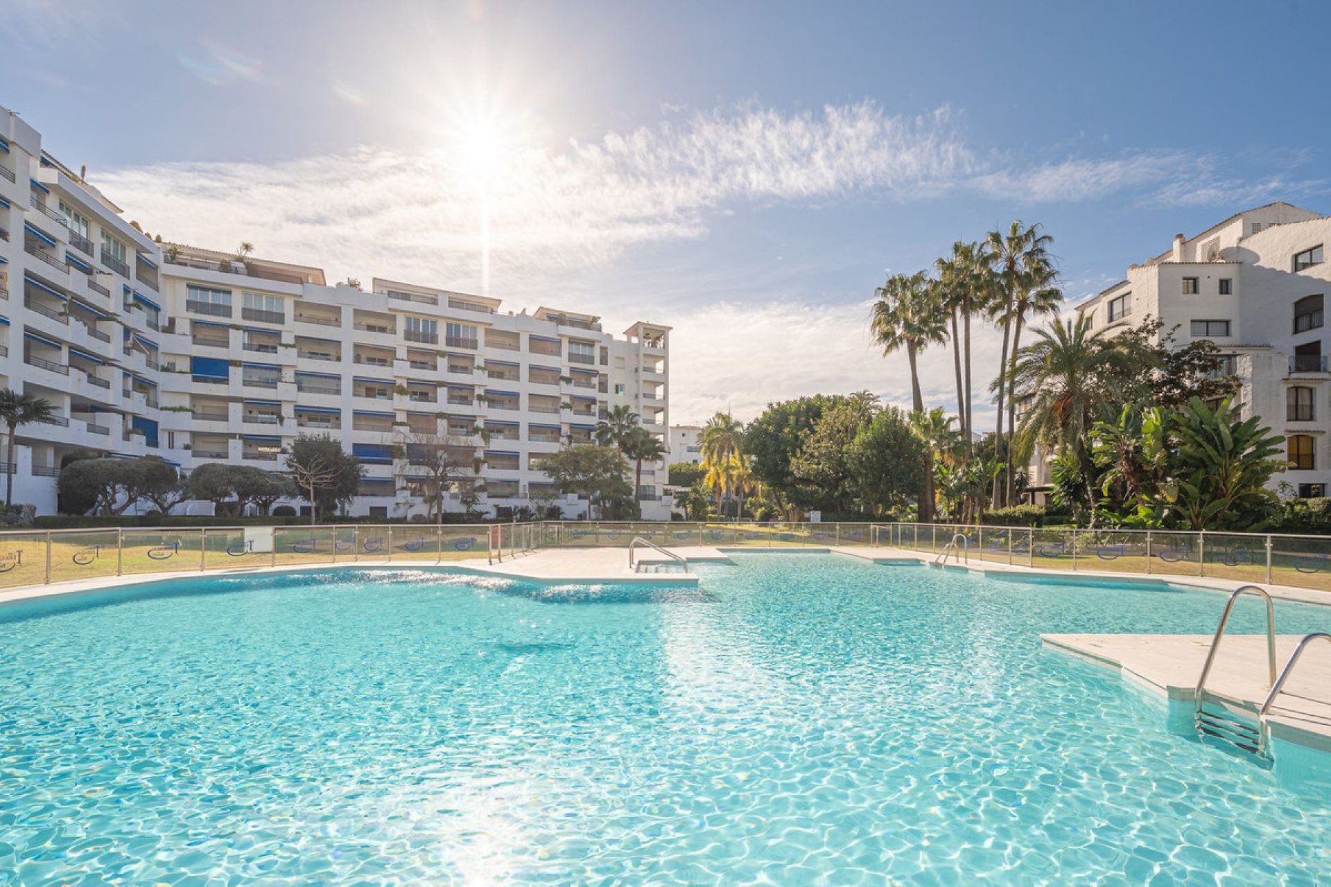 Resale - Apartment - Middle Floor Apartment - Marbella - Puerto Banús