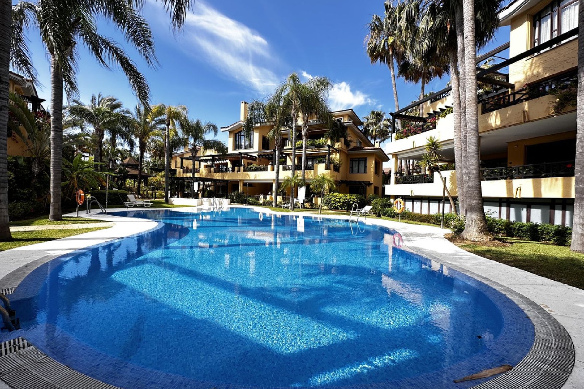 Resale - Apartment - Middle Floor Apartment - Marbella - Puerto Banús