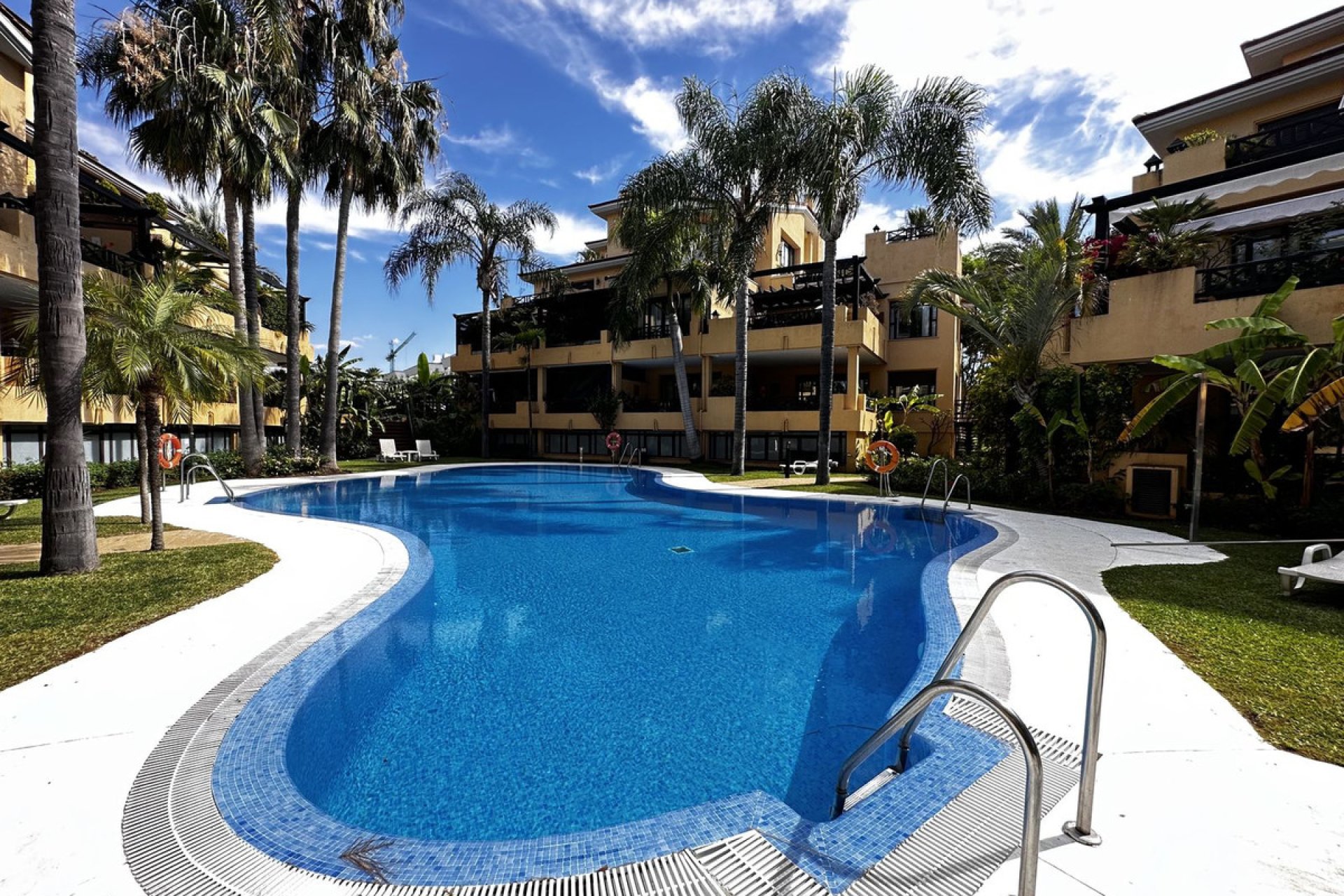 Resale - Apartment - Middle Floor Apartment - Marbella - Puerto Banús