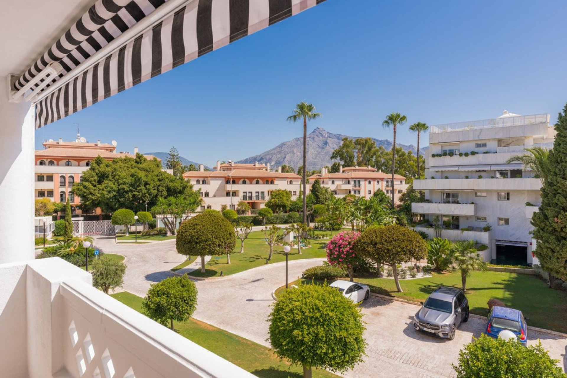 Resale - Apartment - Middle Floor Apartment - Marbella - Puerto Banús