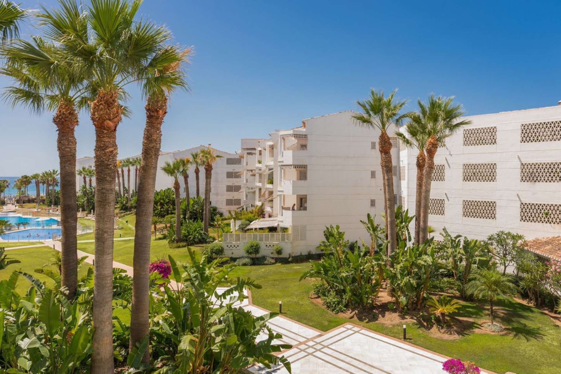 Resale - Apartment - Middle Floor Apartment - Marbella - Puerto Banús