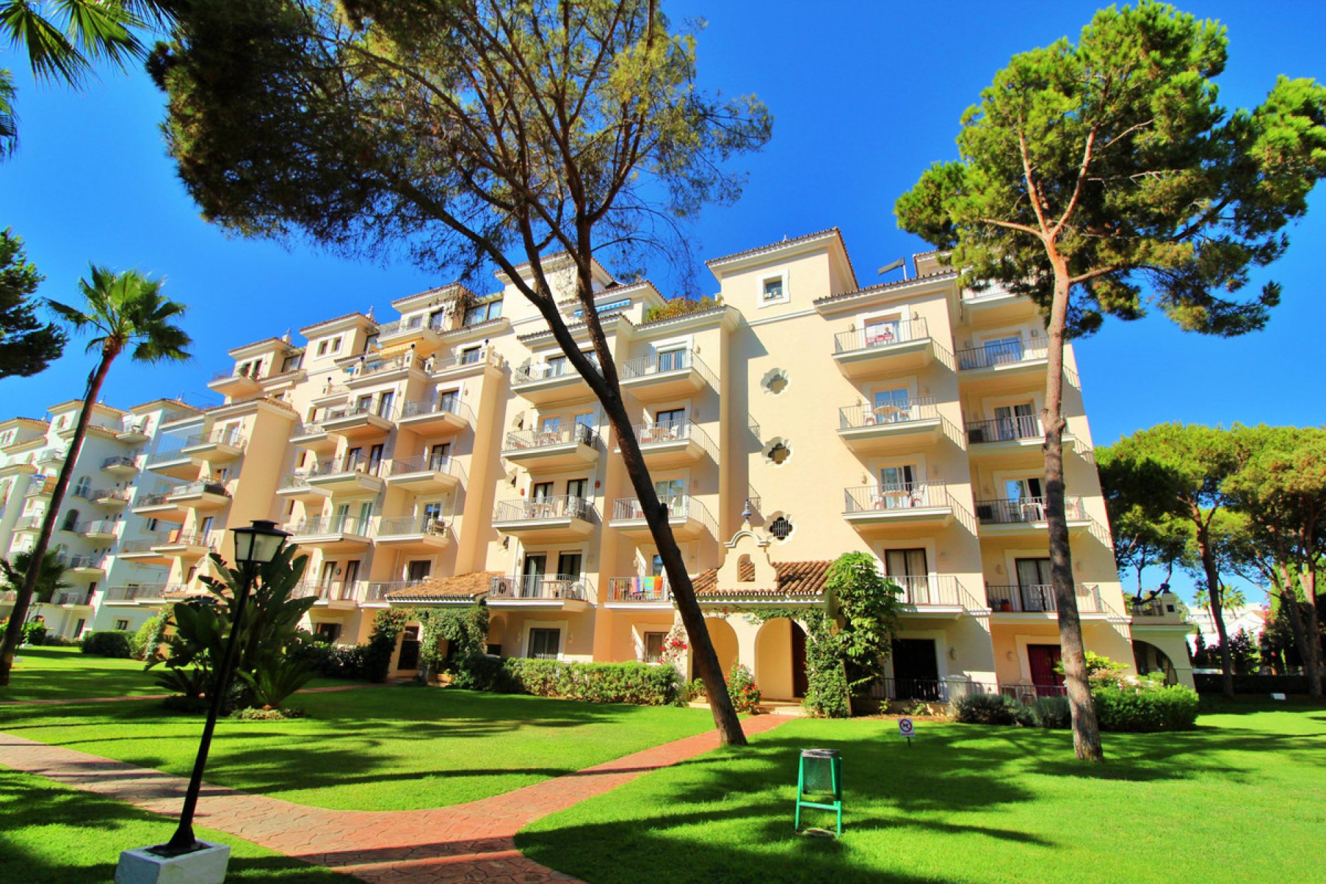 Resale - Apartment - Middle Floor Apartment - Marbella - Puerto Banús