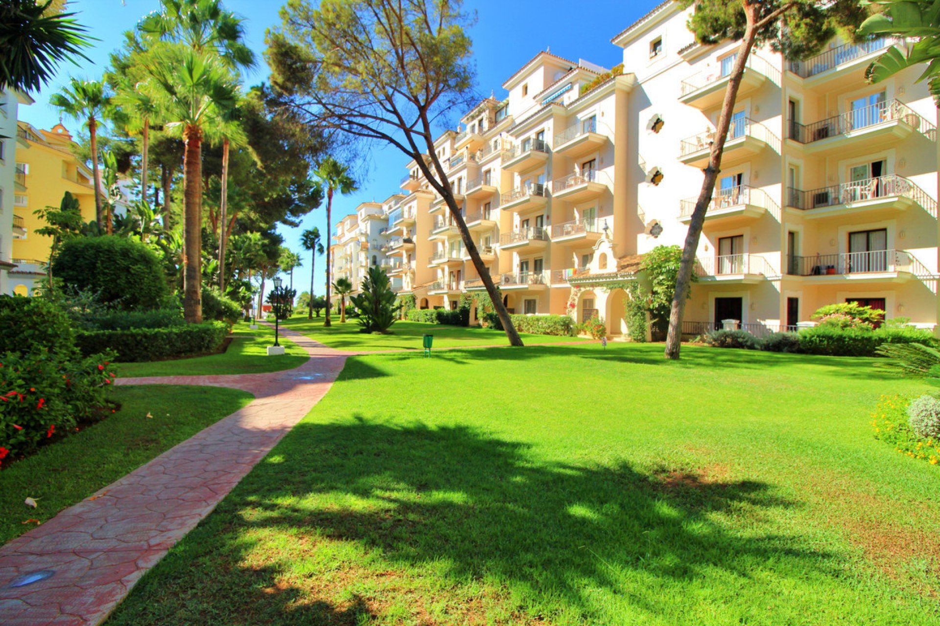 Resale - Apartment - Middle Floor Apartment - Marbella - Puerto Banús