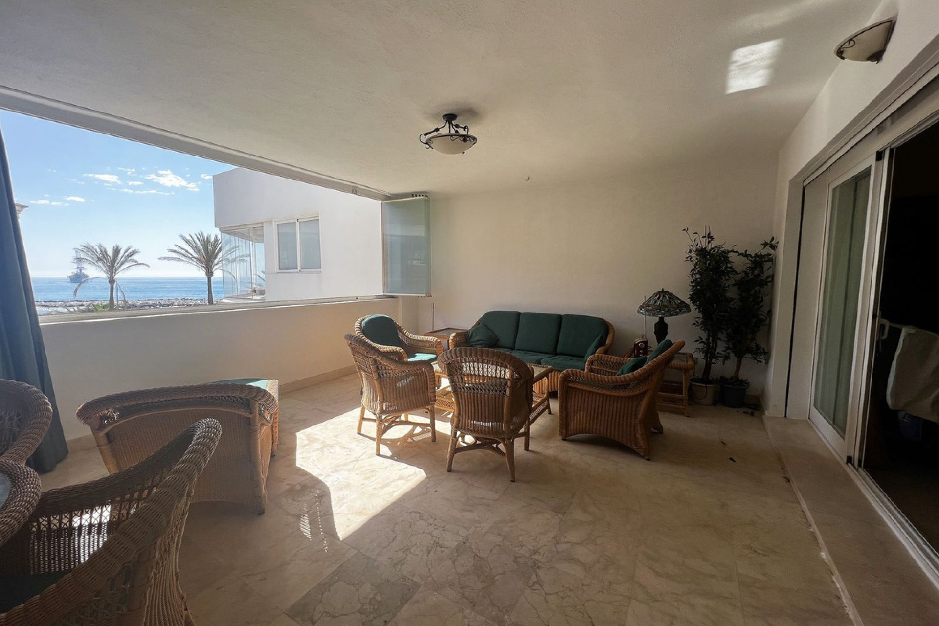 Resale - Apartment - Middle Floor Apartment - Marbella - Puerto Banús