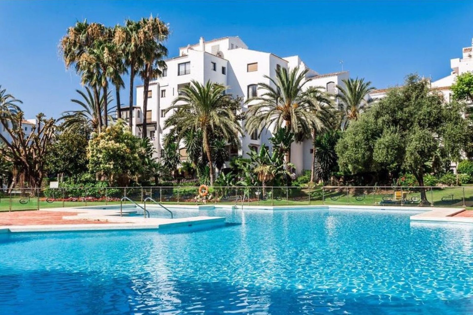 Resale - Apartment - Middle Floor Apartment - Marbella - Puerto Banús