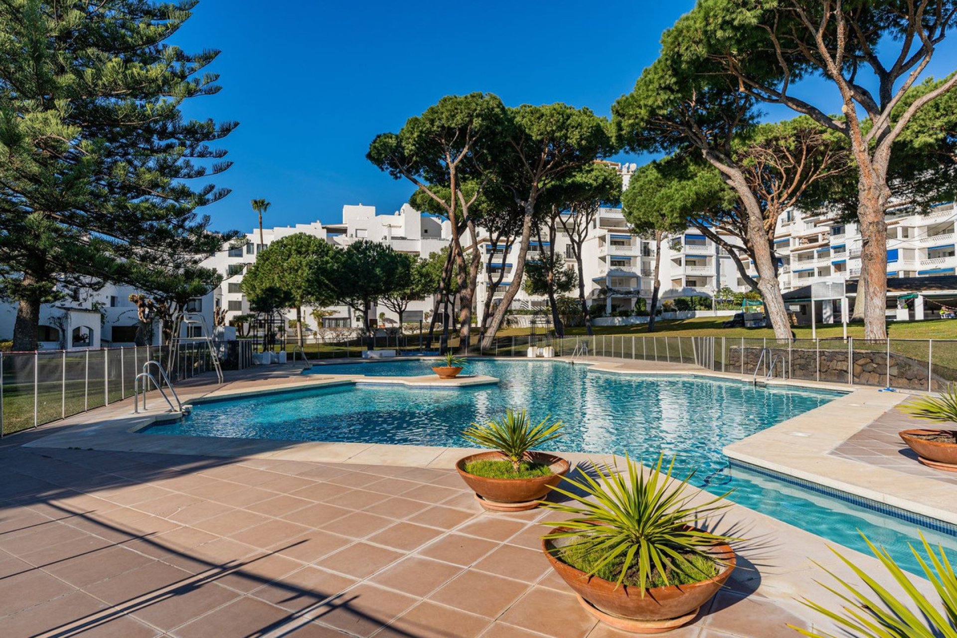 Resale - Apartment - Middle Floor Apartment - Marbella - Puerto Banús