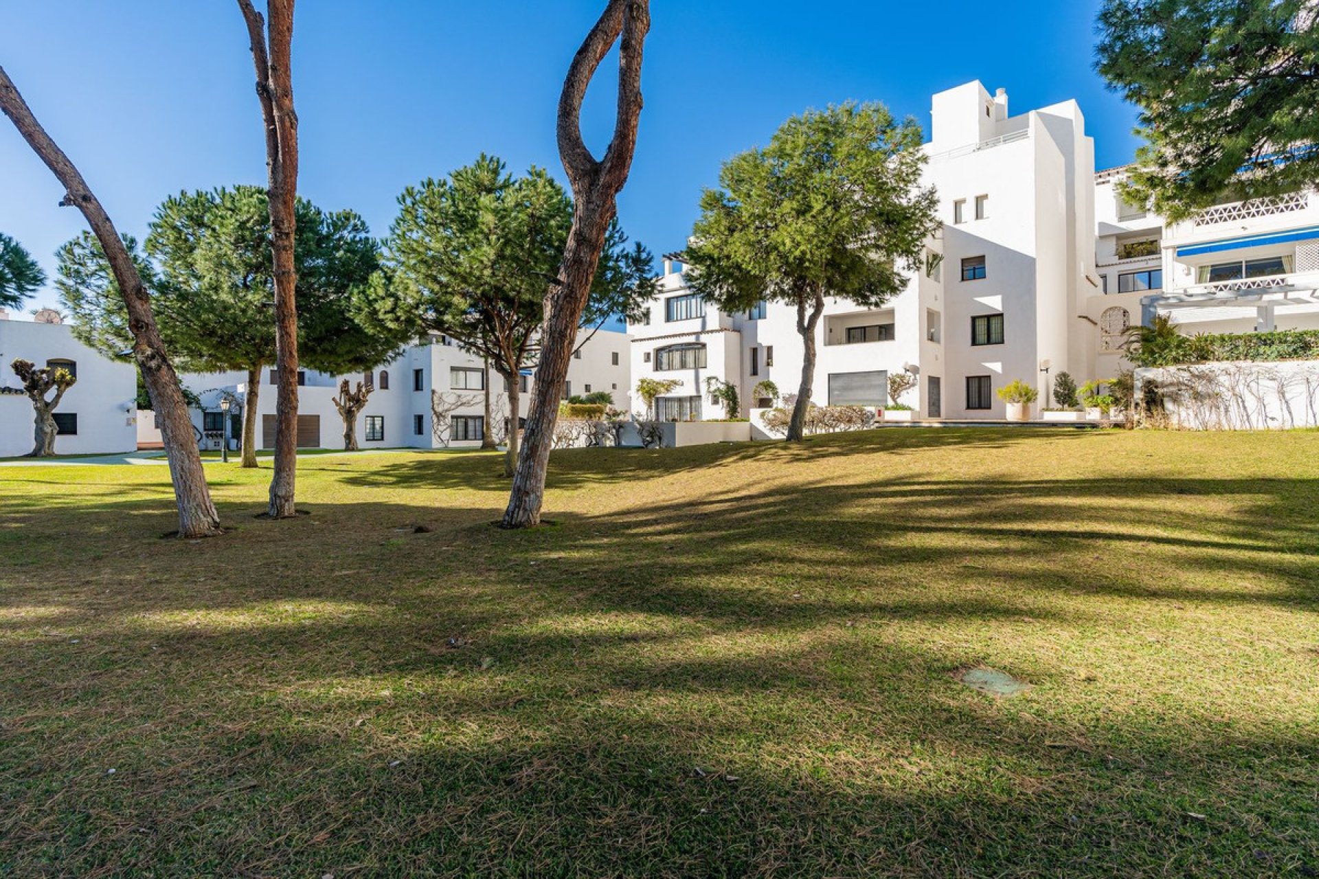 Resale - Apartment - Middle Floor Apartment - Marbella - Puerto Banús