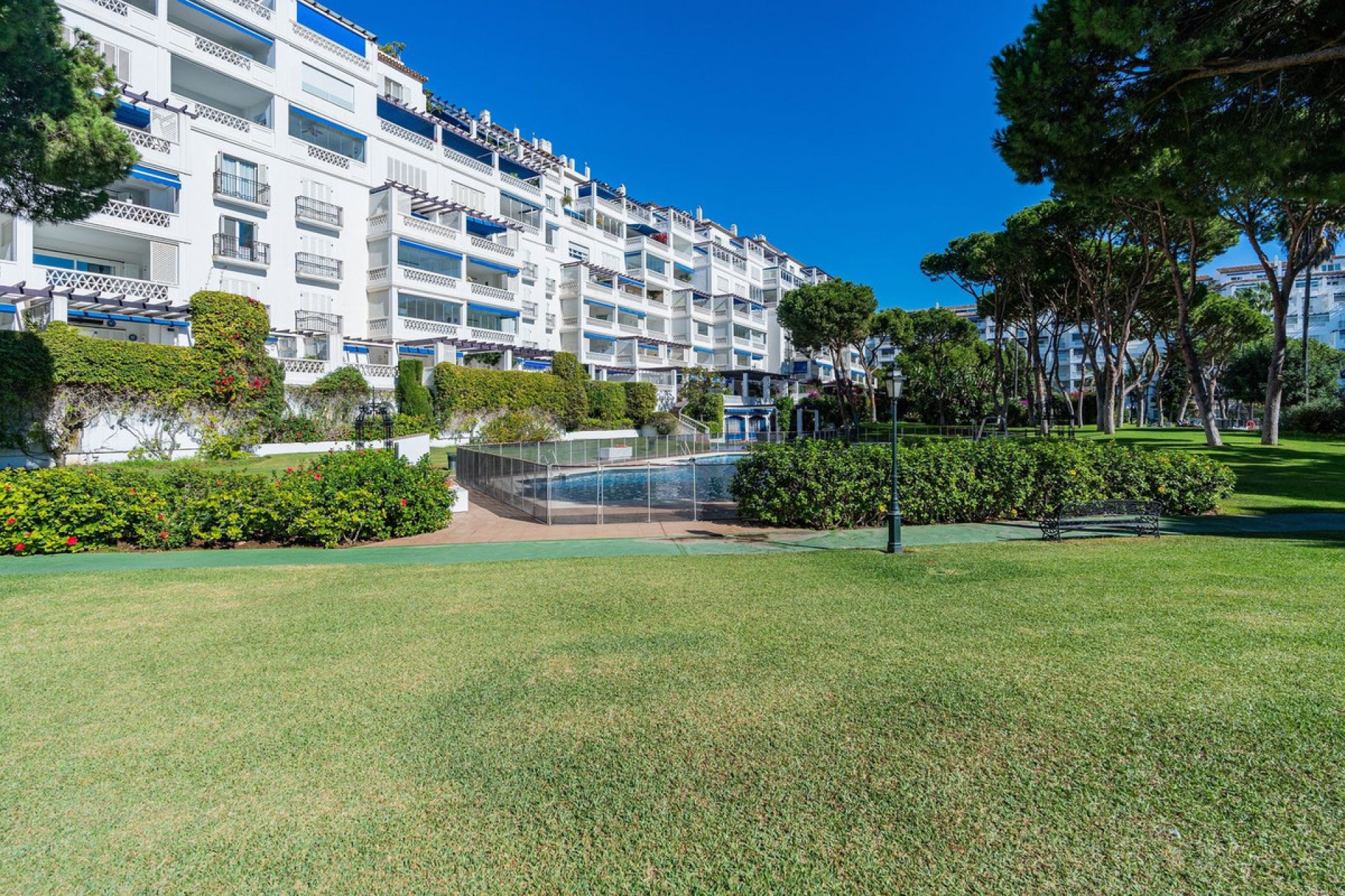 Resale - Apartment - Middle Floor Apartment - Marbella - Puerto Banús