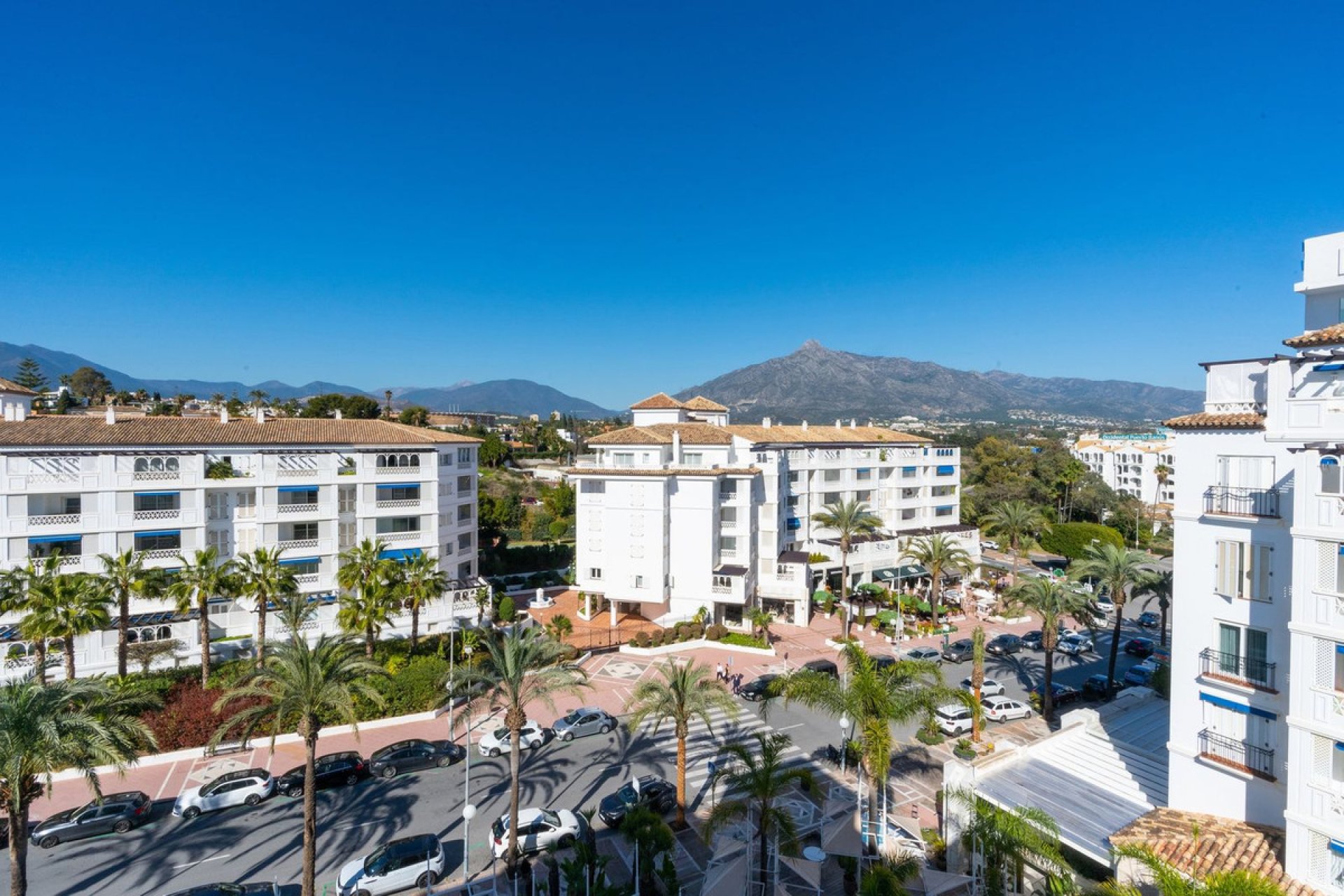 Resale - Apartment - Middle Floor Apartment - Marbella - Puerto Banús