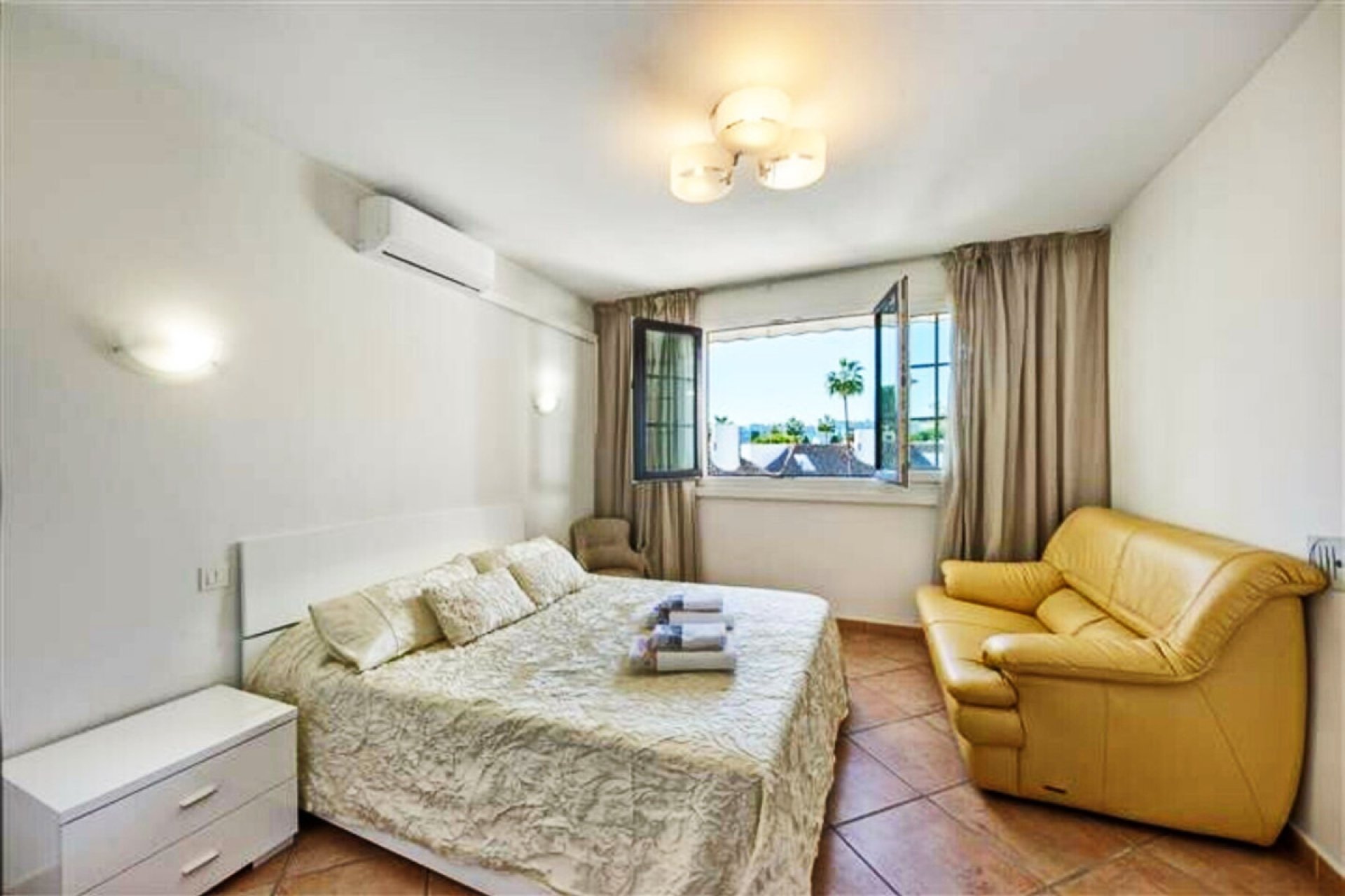 Resale - Apartment - Middle Floor Apartment - Marbella - Puerto Banús