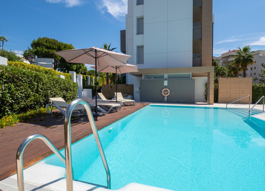 Resale - Apartment - Middle Floor Apartment - Marbella - Puerto Banús