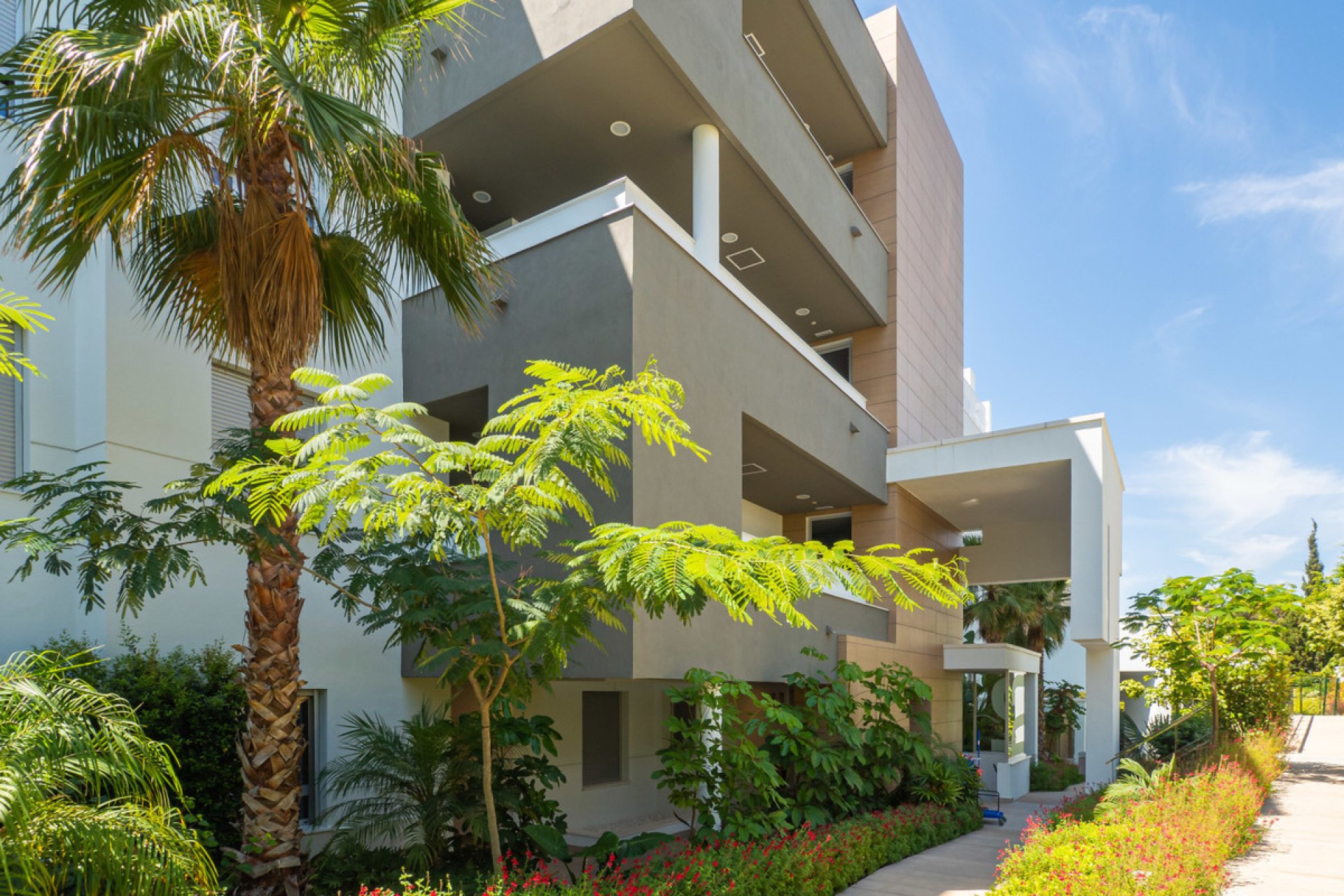 Resale - Apartment - Middle Floor Apartment - Marbella - Puerto Banús