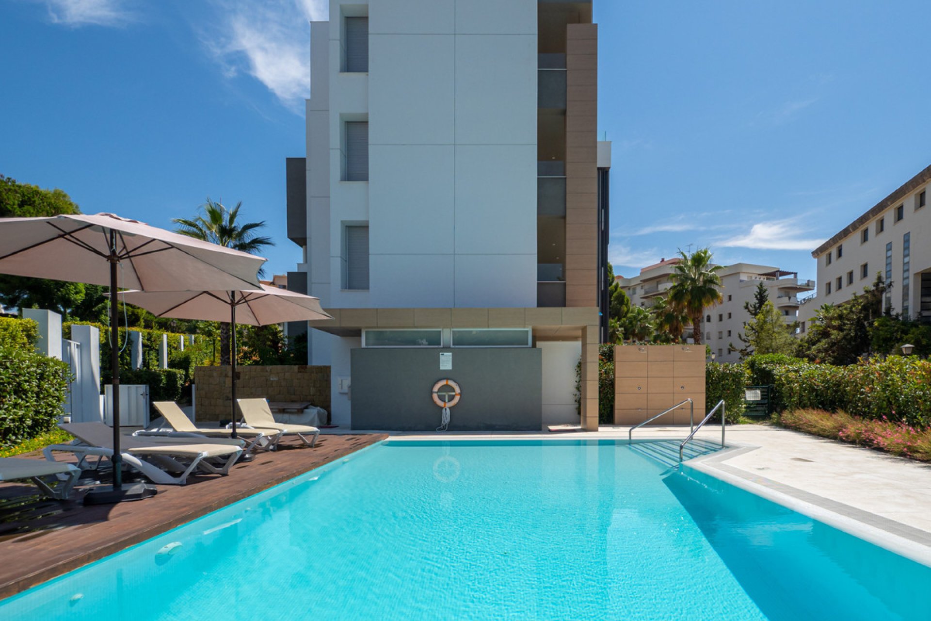 Resale - Apartment - Middle Floor Apartment - Marbella - Puerto Banús