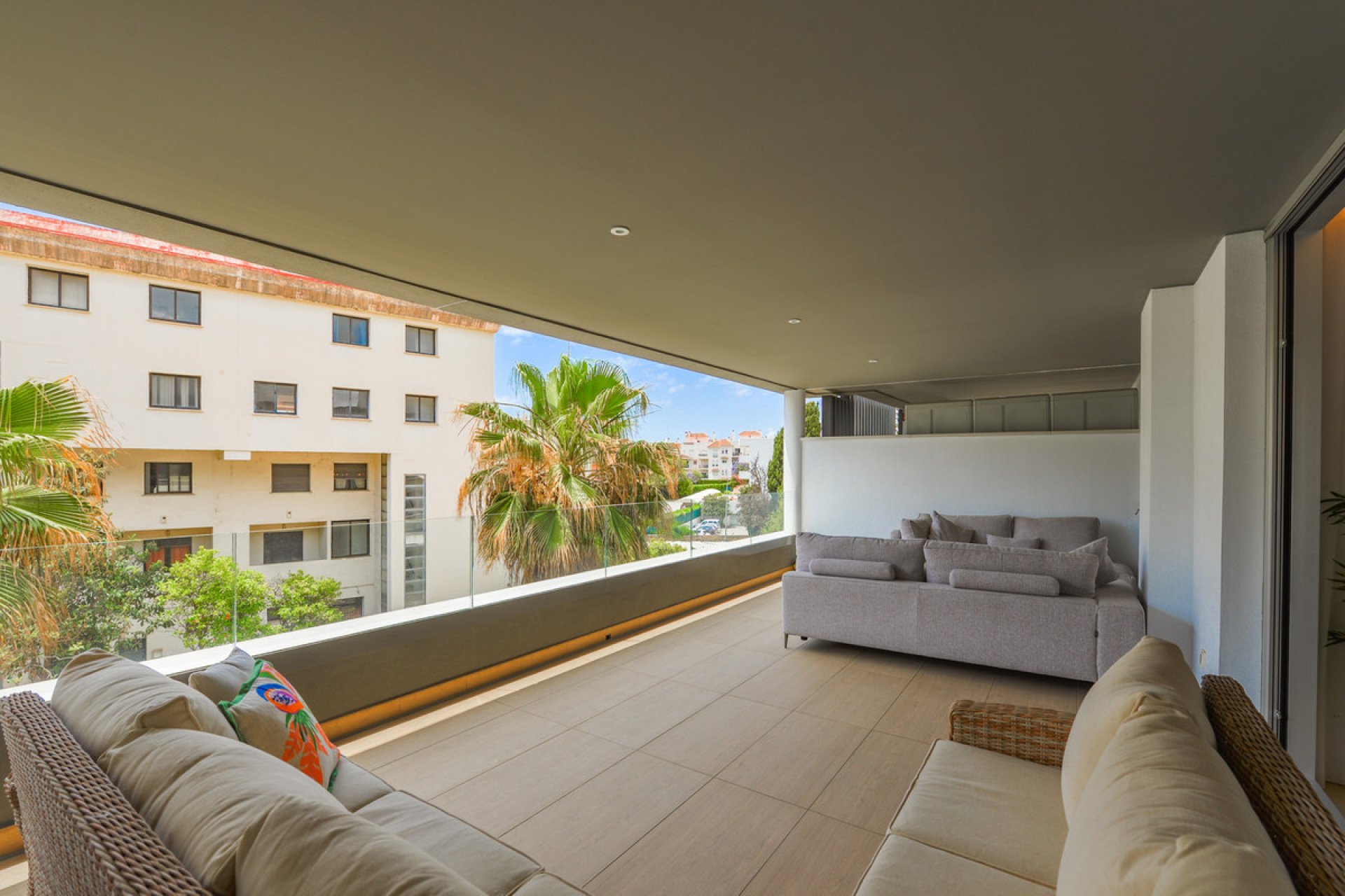 Resale - Apartment - Middle Floor Apartment - Marbella - Puerto Banús