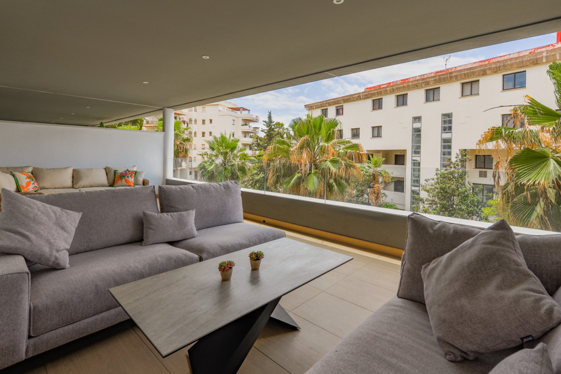 Resale - Apartment - Middle Floor Apartment - Marbella - Puerto Banús