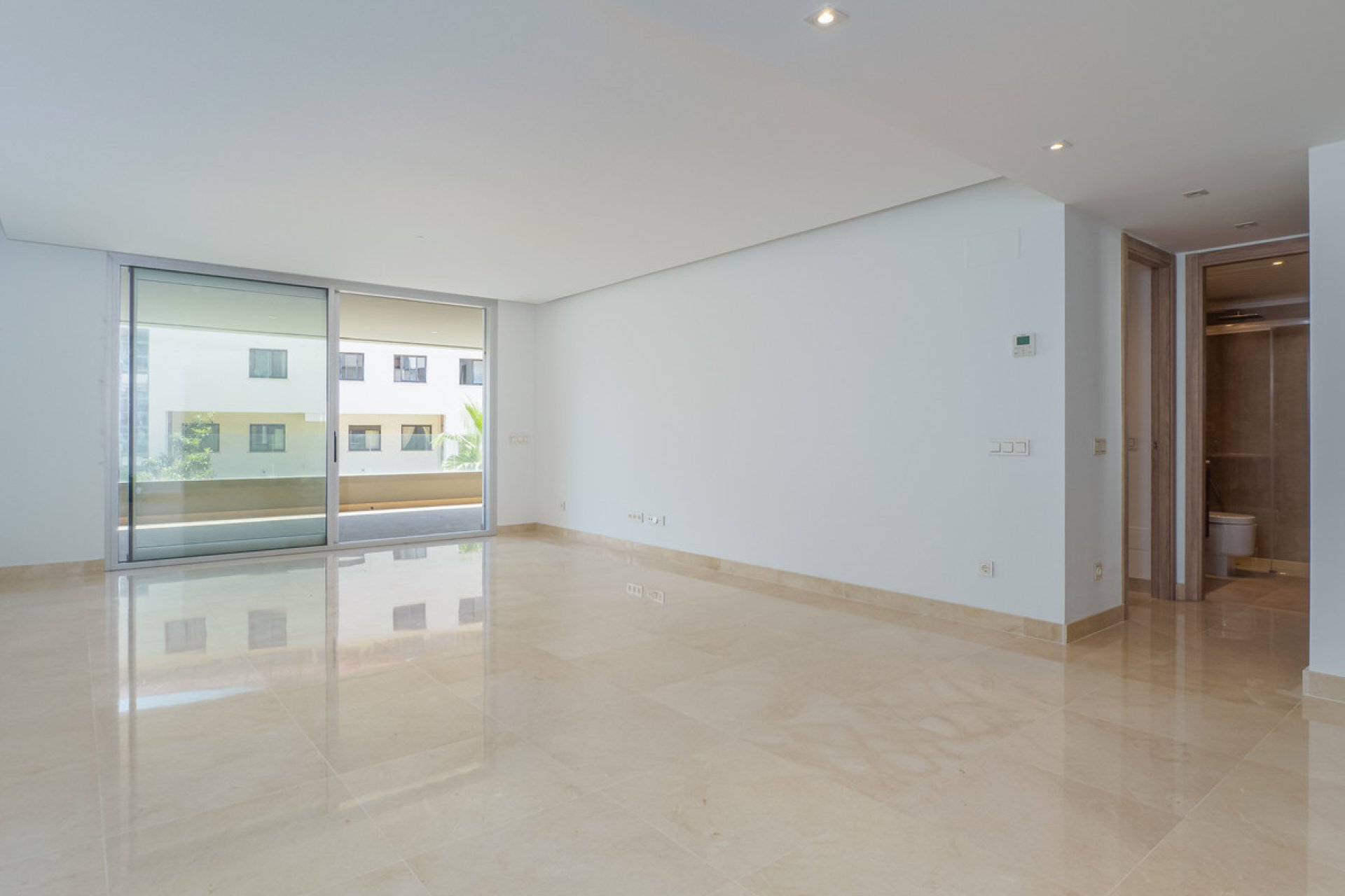 Resale - Apartment - Middle Floor Apartment - Marbella - Puerto Banús