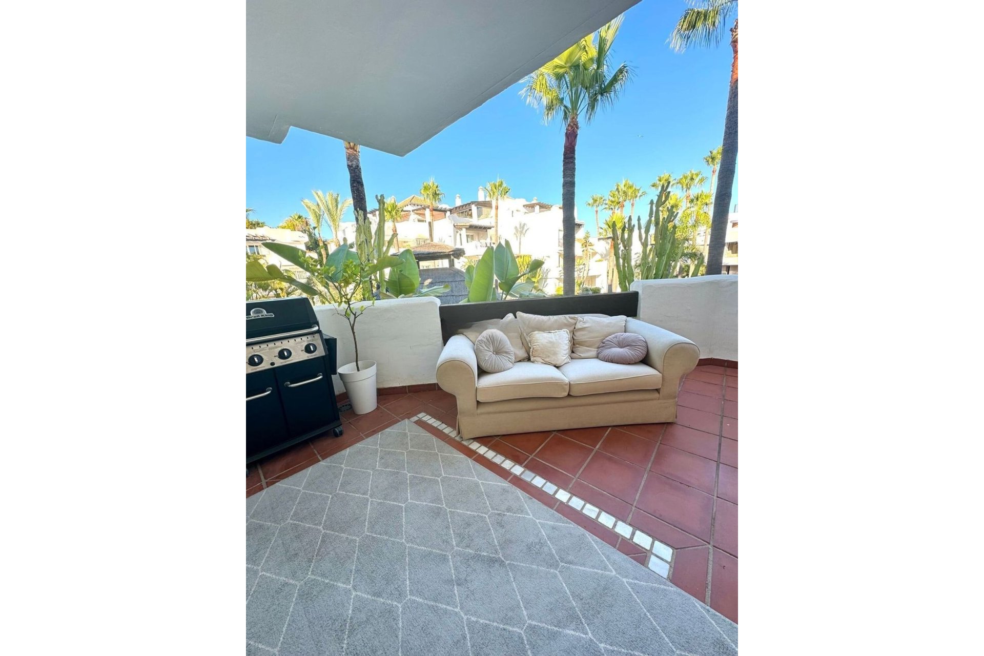 Resale - Apartment - Middle Floor Apartment - Marbella - Puerto Banús