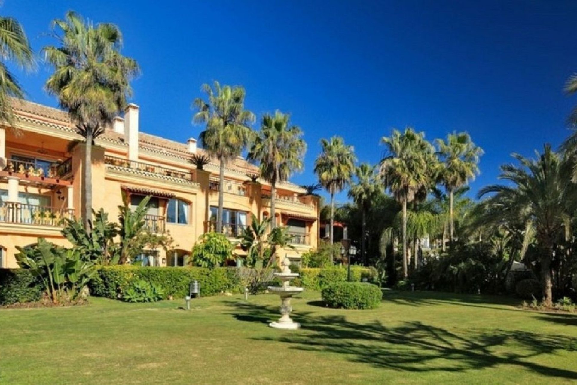 Resale - Apartment - Middle Floor Apartment - Marbella - Puerto Banús