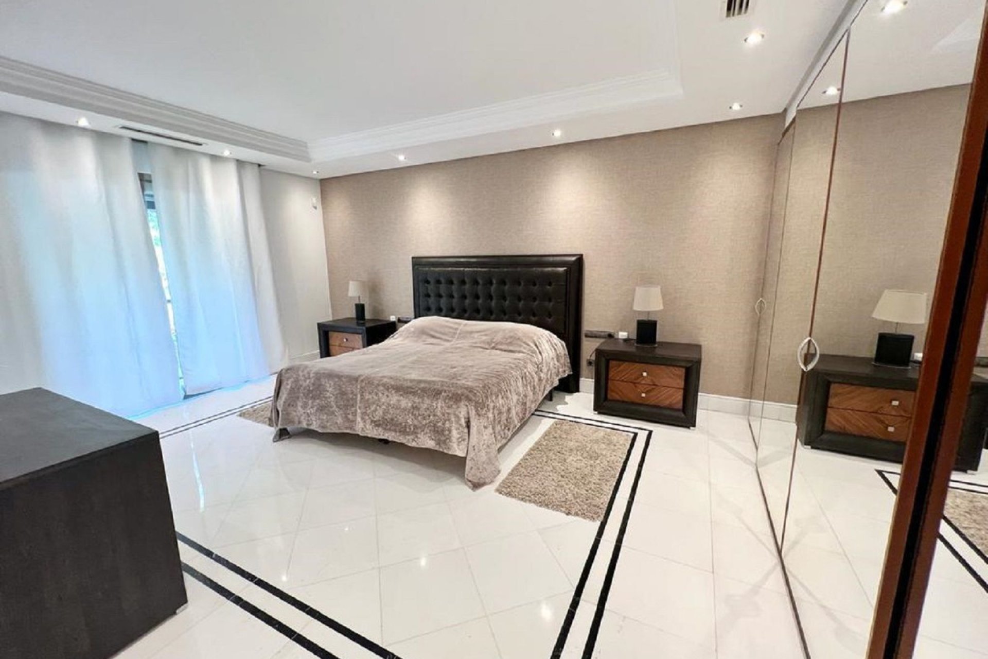 Resale - Apartment - Middle Floor Apartment - Marbella - Puerto Banús