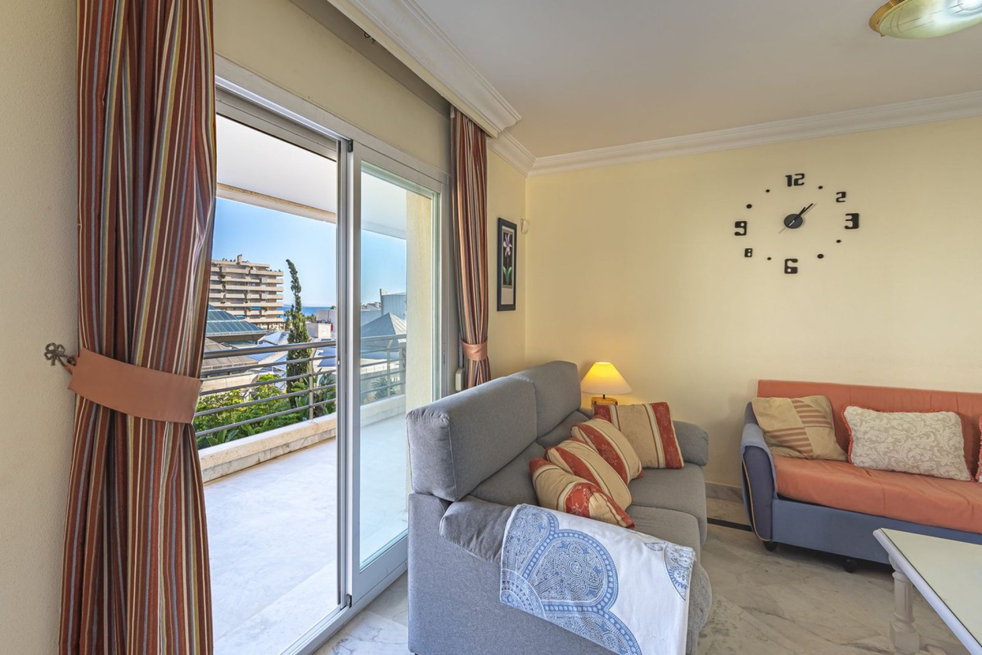 Resale - Apartment - Middle Floor Apartment - Marbella - Puerto Banús