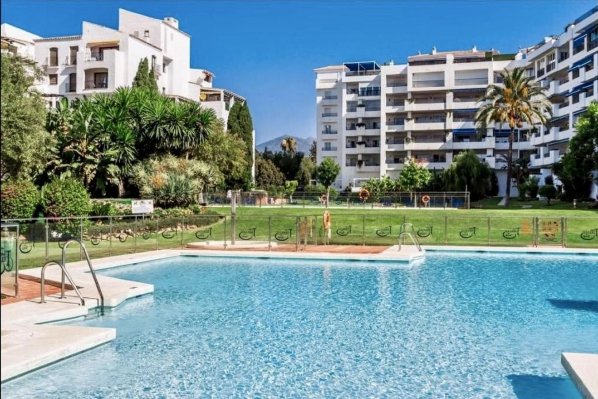 Resale - Apartment - Middle Floor Apartment - Marbella - Puerto Banús