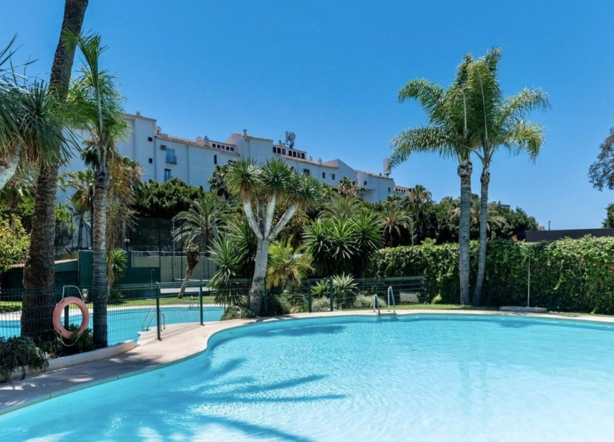 Resale - Apartment - Middle Floor Apartment - Marbella - Puerto Banús