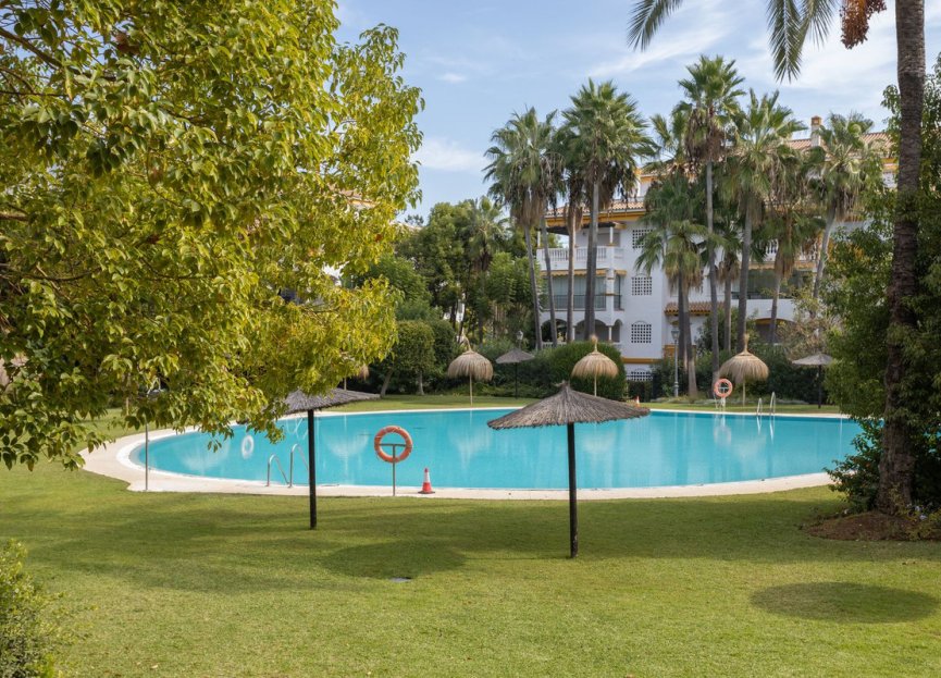 Resale - Apartment - Middle Floor Apartment - Marbella - Puerto Banús