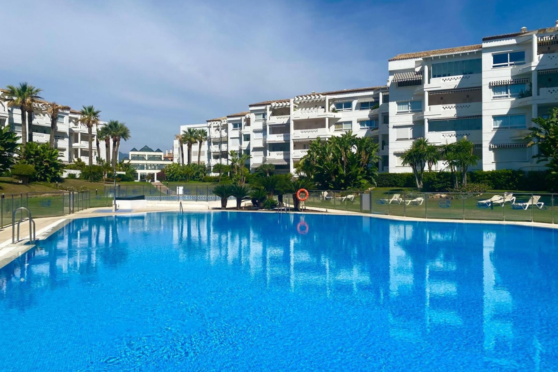 Resale - Apartment - Middle Floor Apartment - Marbella - Puerto Banús