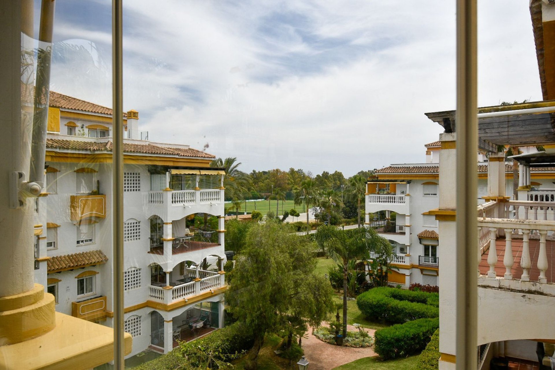 Resale - Apartment - Middle Floor Apartment - Marbella - Puerto Banús