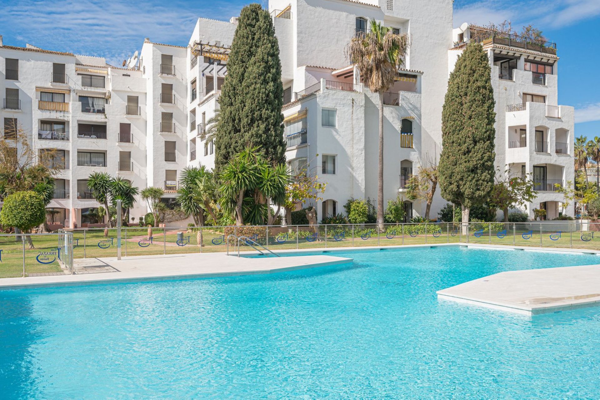 Resale - Apartment - Middle Floor Apartment - Marbella - Puerto Banús