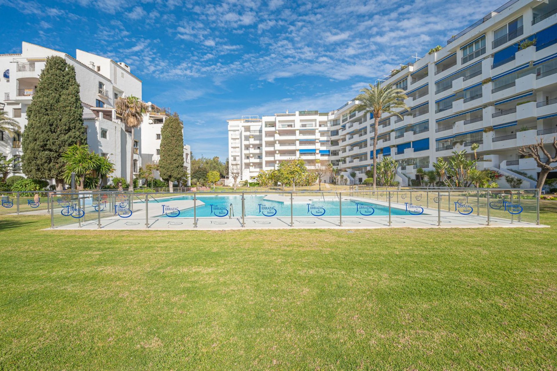 Resale - Apartment - Middle Floor Apartment - Marbella - Puerto Banús