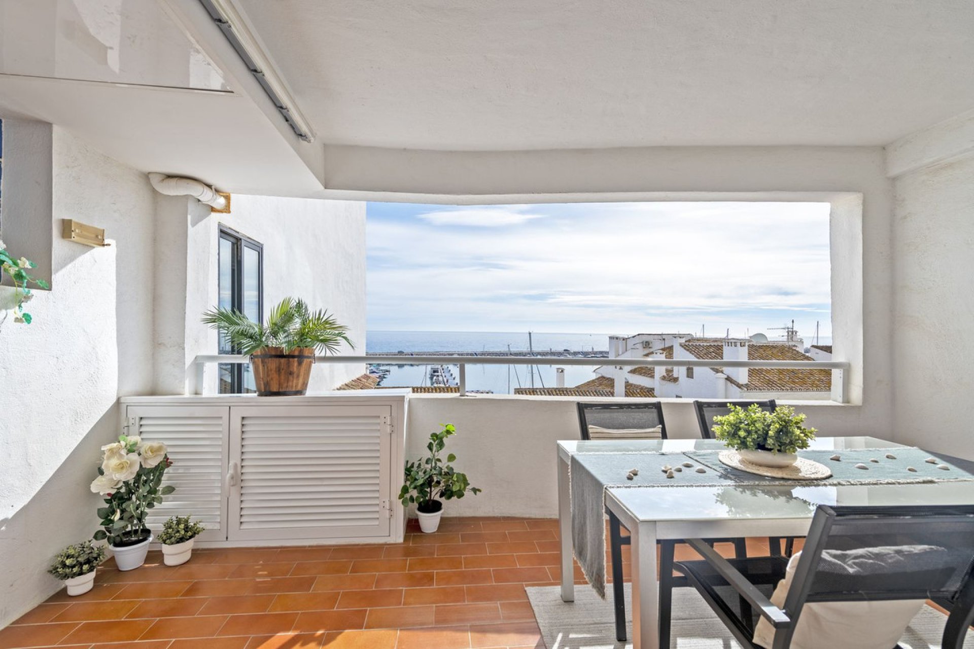 Resale - Apartment - Middle Floor Apartment - Marbella - Puerto Banús