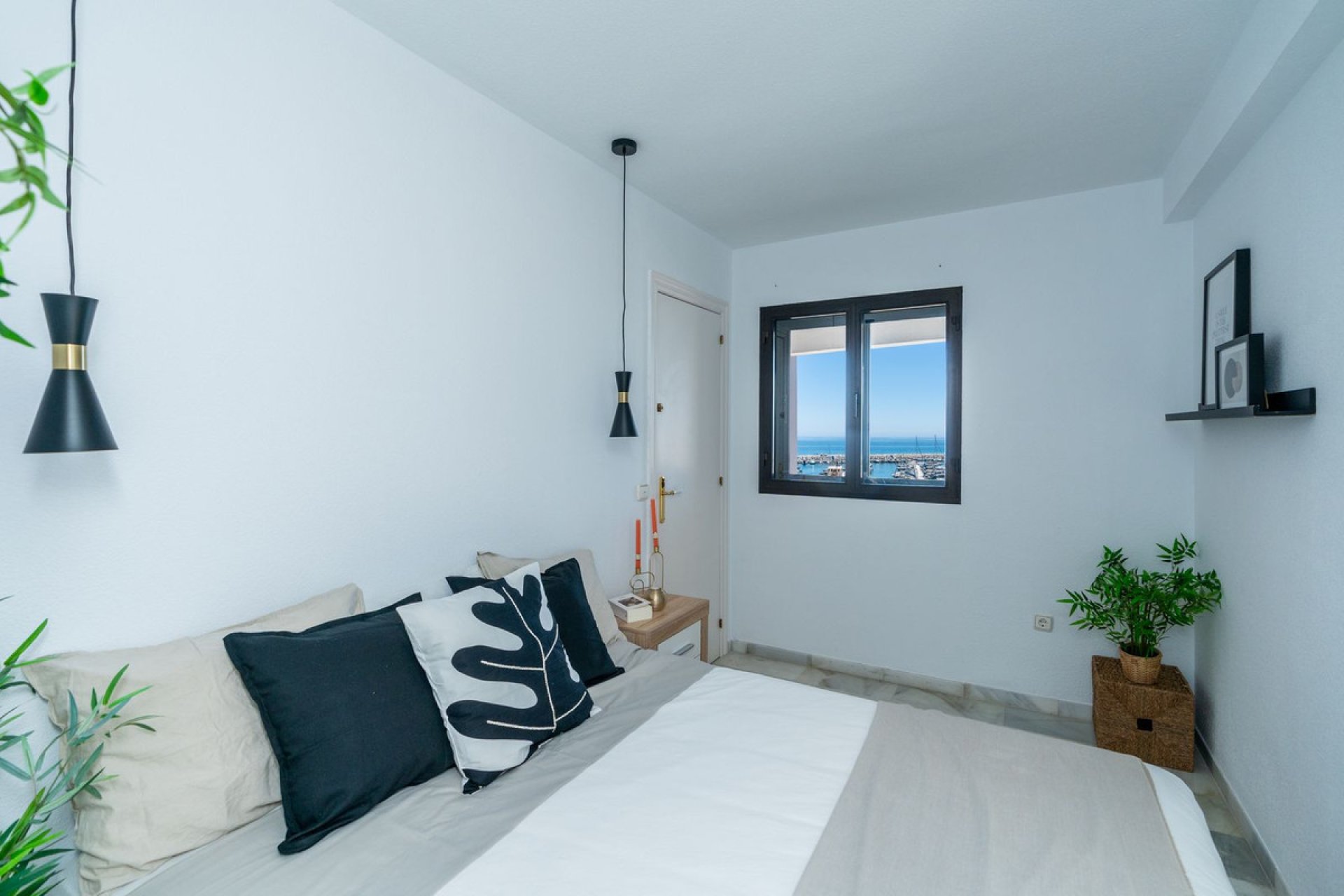 Resale - Apartment - Middle Floor Apartment - Marbella - Puerto Banús