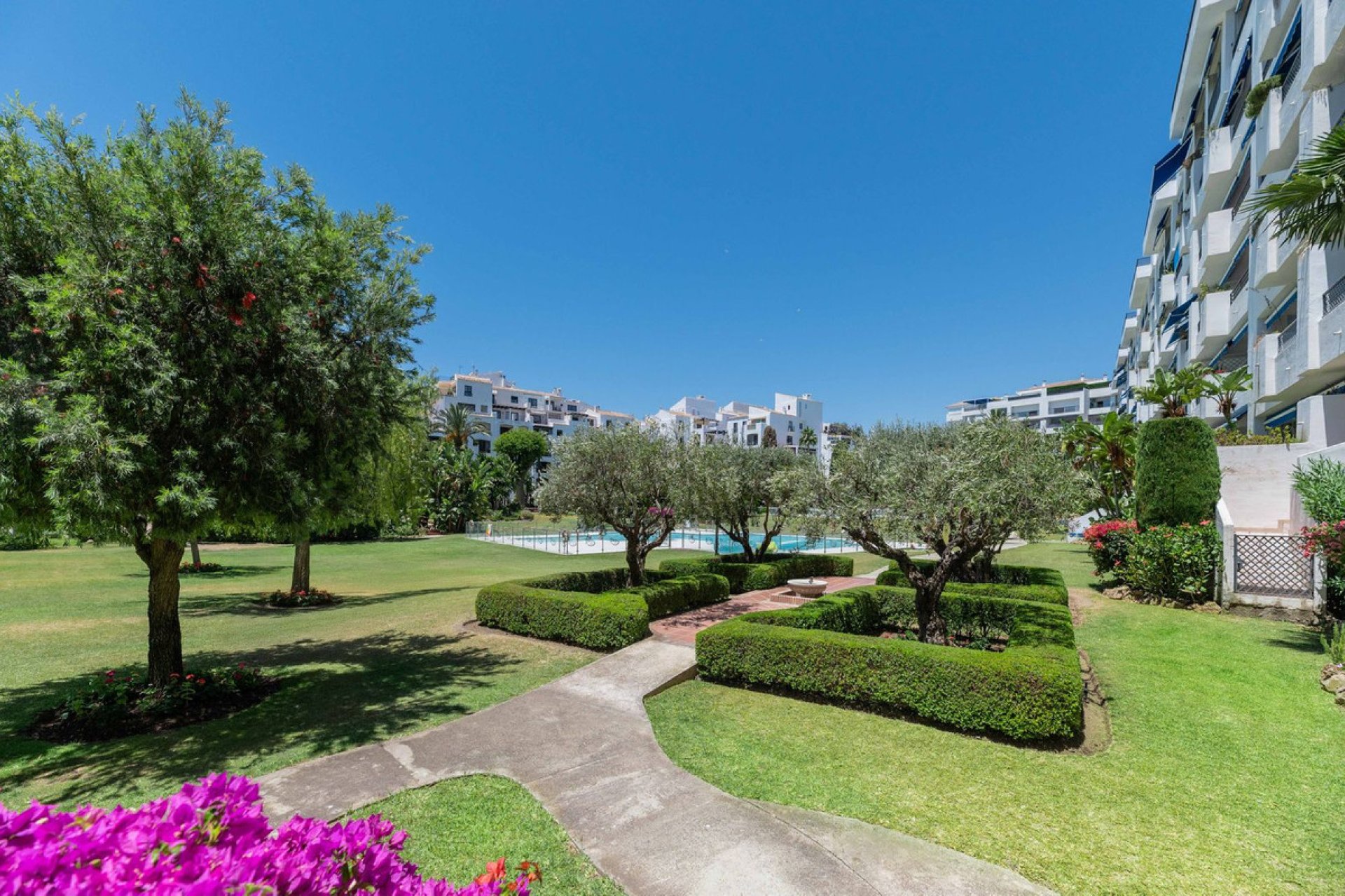 Resale - Apartment - Middle Floor Apartment - Marbella - Puerto Banús